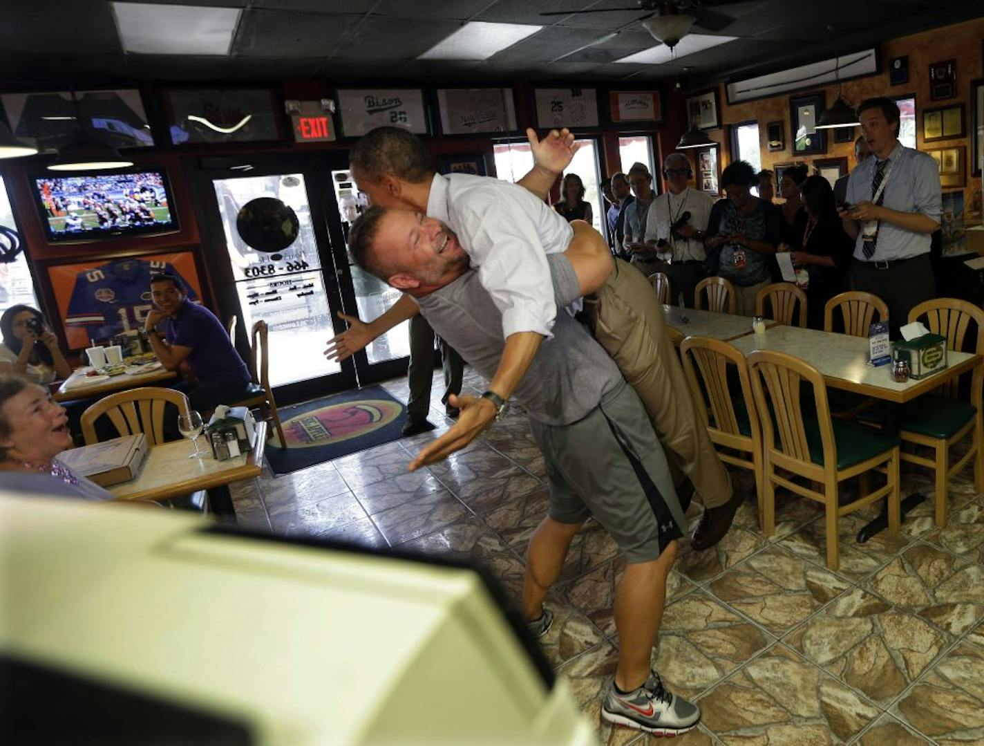 It was the "Hug Seen 'Round the World" in Scott Van Duzer's Florida pizzeria.