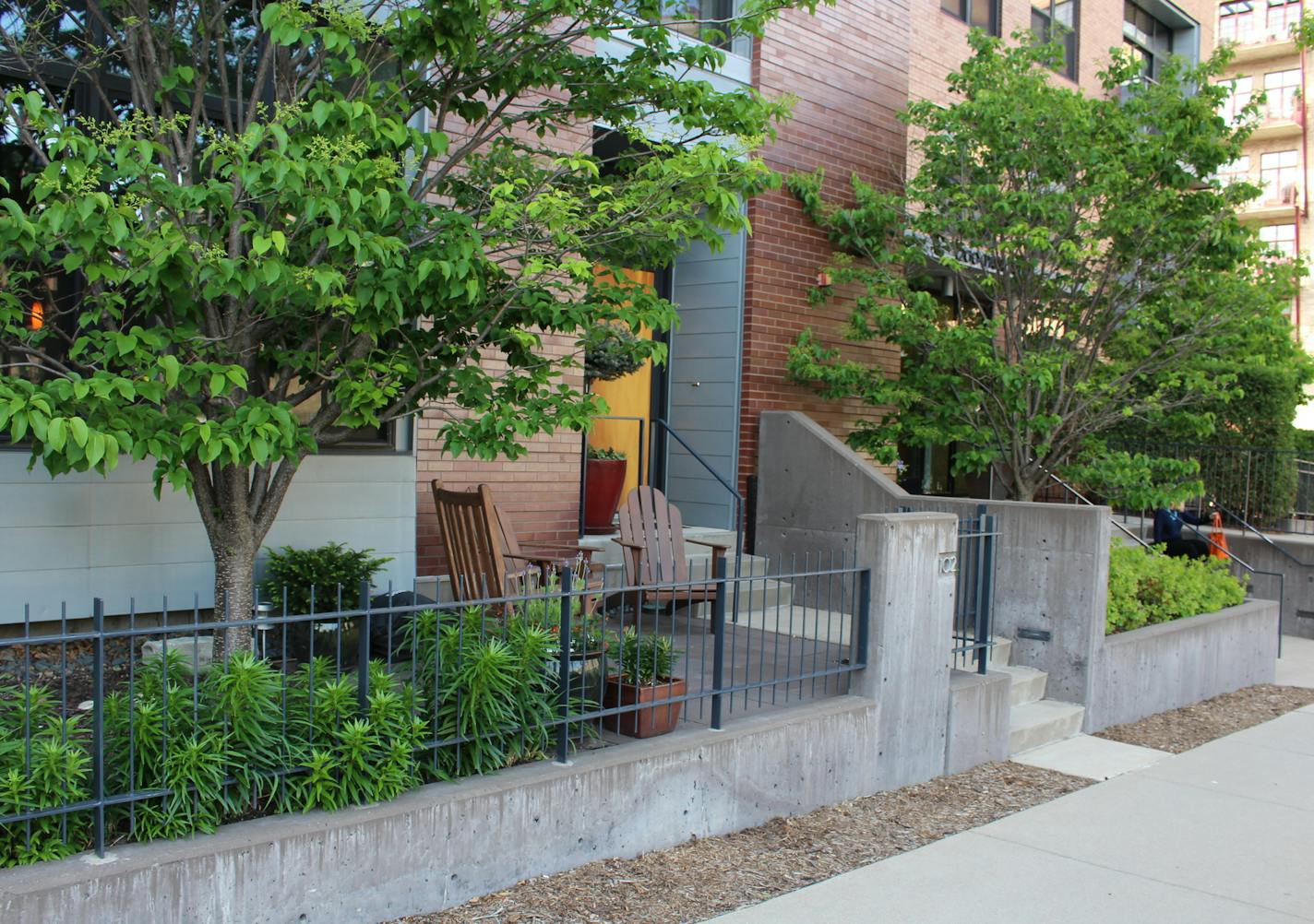 At Park Avenue Lofts near the Guthrie, residential entryways are at a level closer to city sidewalks, and are well-intergrated to the street by their parallel steps.