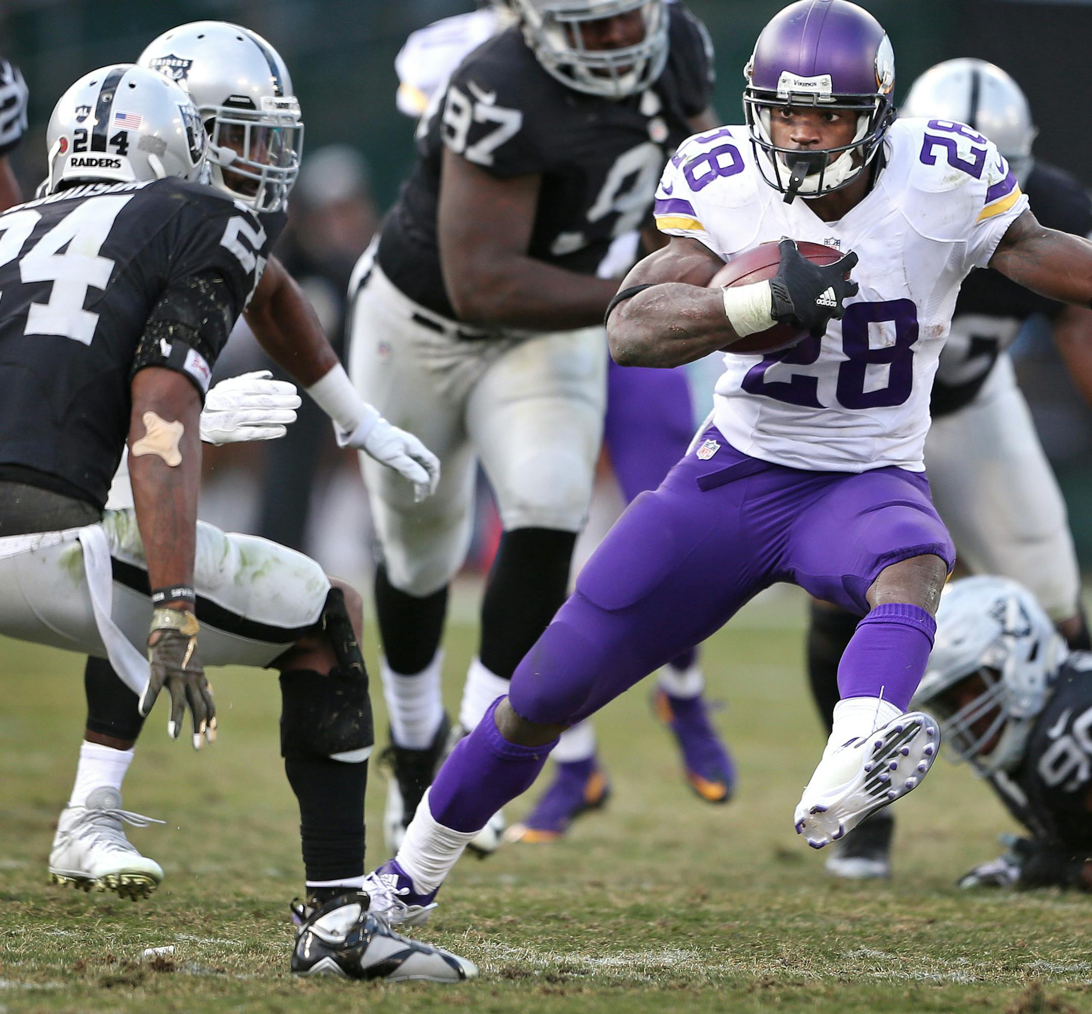 Minnesota Vikings running back Adrian Peterson (28) ran away from Raiders free safety Charles Woodson (24) and cornerback D.J. Hayden (25) at the Oakland Coliseum Sunday November 15, 2015 in Oakland, CA.] The Minnesota Vikings beat at the Oakland Raiders 30-14 in the Coliseum. Jerry Holt/ Jerry.Holt@Startribune.com