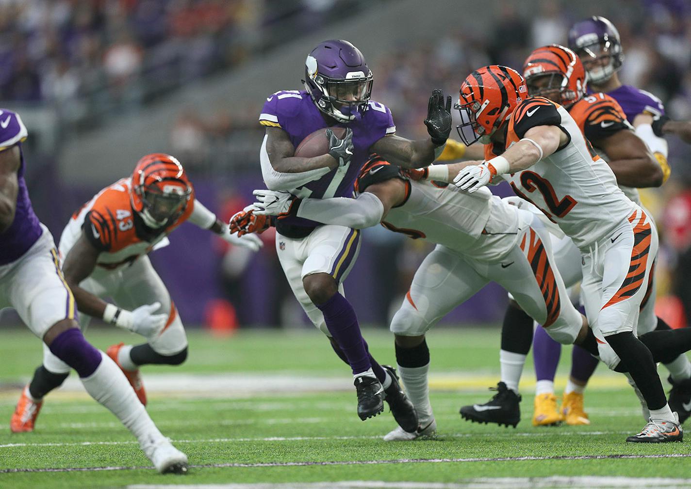 Minnesota Vikings running back Jerick McKinnon (21) works for yardage against the Bengal early in the first quarter.