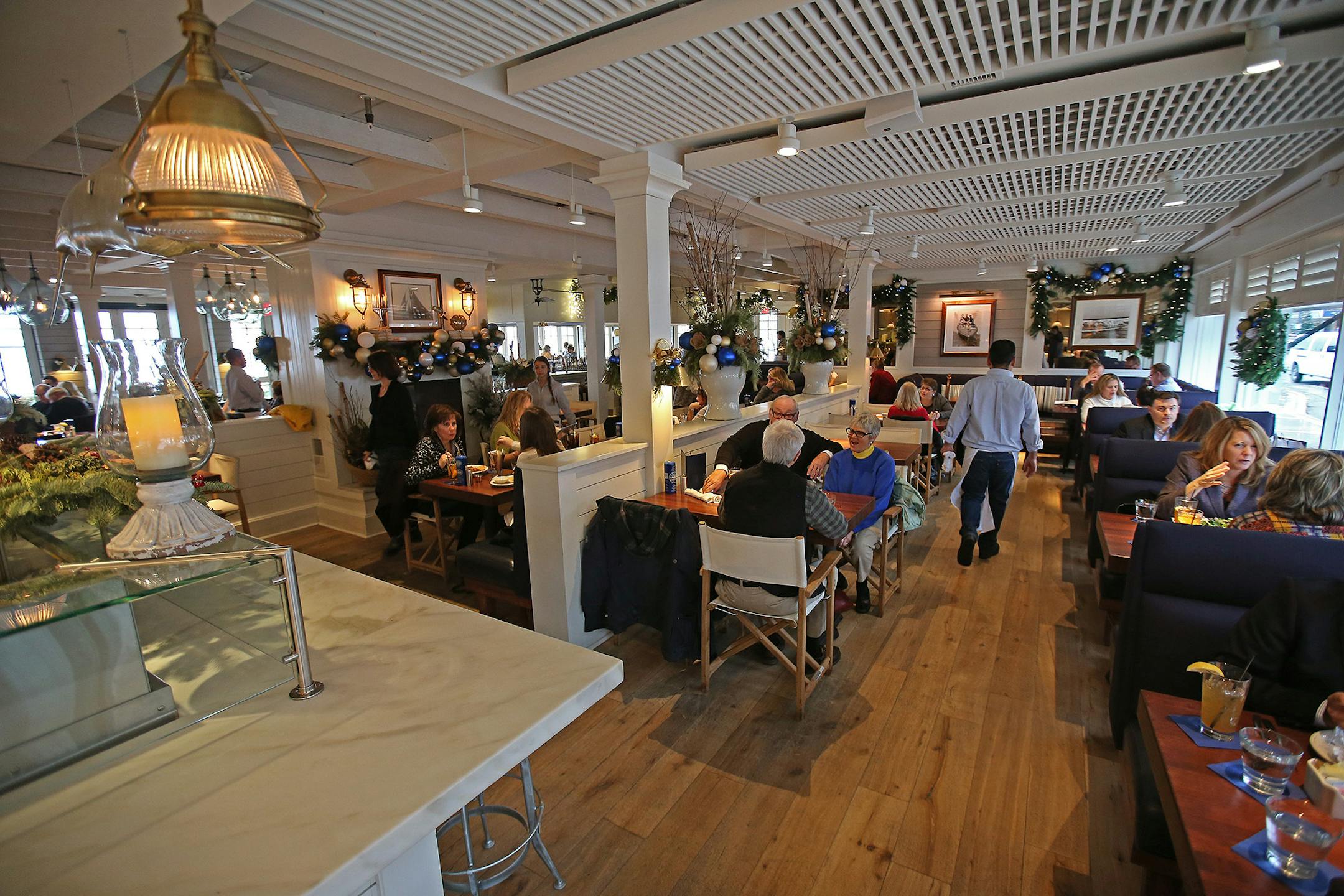 Patrons enjoyed lunch at COV, Monday, December 8, 2014 in Wayzata, MN. ] (ELIZABETH FLORES/STAR TRIBUNE) ELIZABETH FLORES • eflores@startribune.com