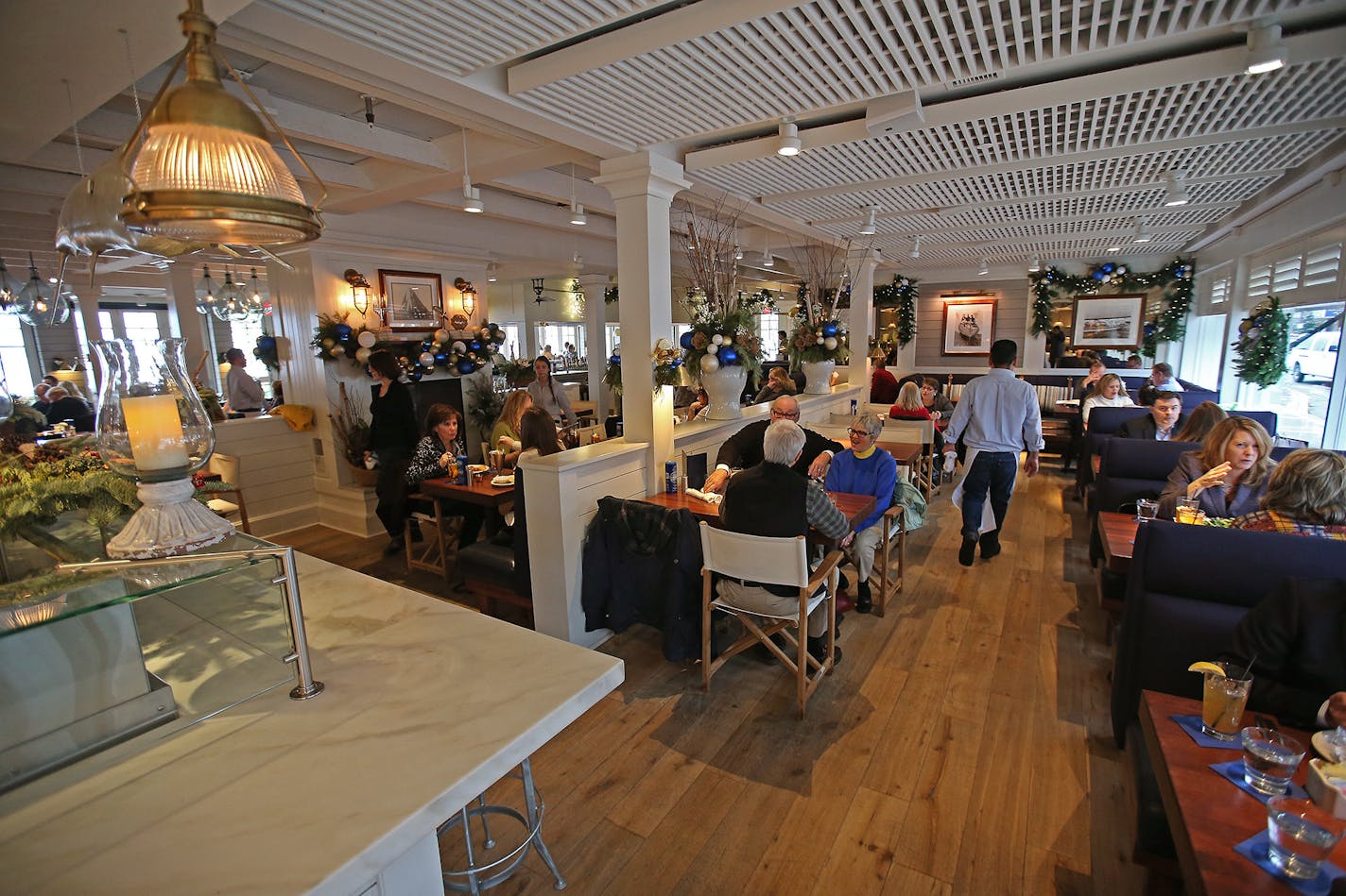 Patrons enjoyed lunch at COV, Monday, December 8, 2014 in Wayzata, MN. ] (ELIZABETH FLORES/STAR TRIBUNE) ELIZABETH FLORES &#x2022; eflores@startribune.com