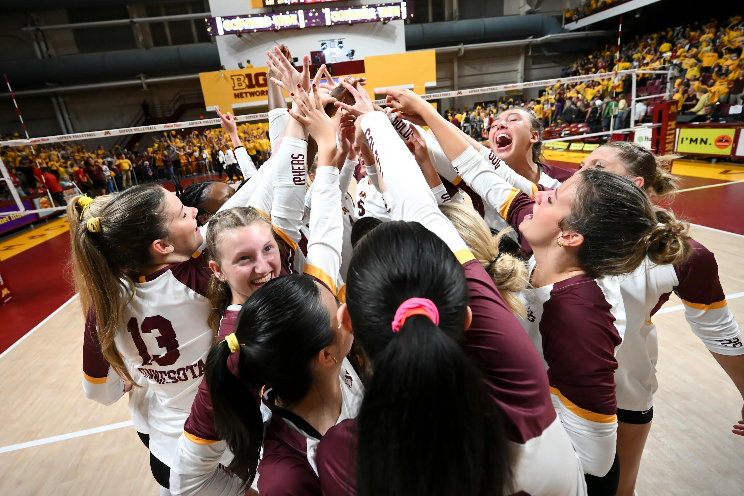 Gophers run up volleyball success against Hoosiers