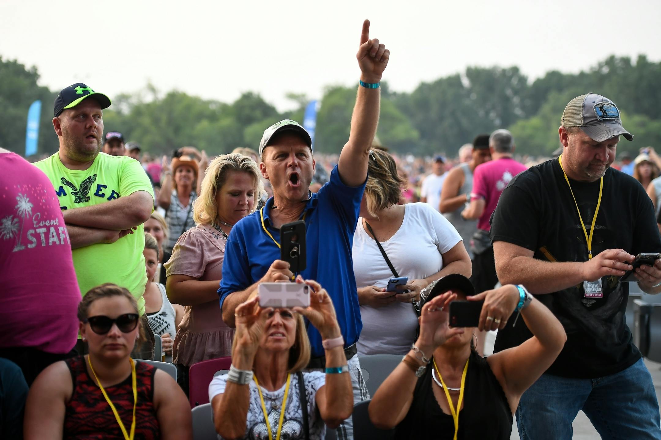 Fans cheered for Uncle Kracker and took photos of his performance Saturday night at Treasure Island.