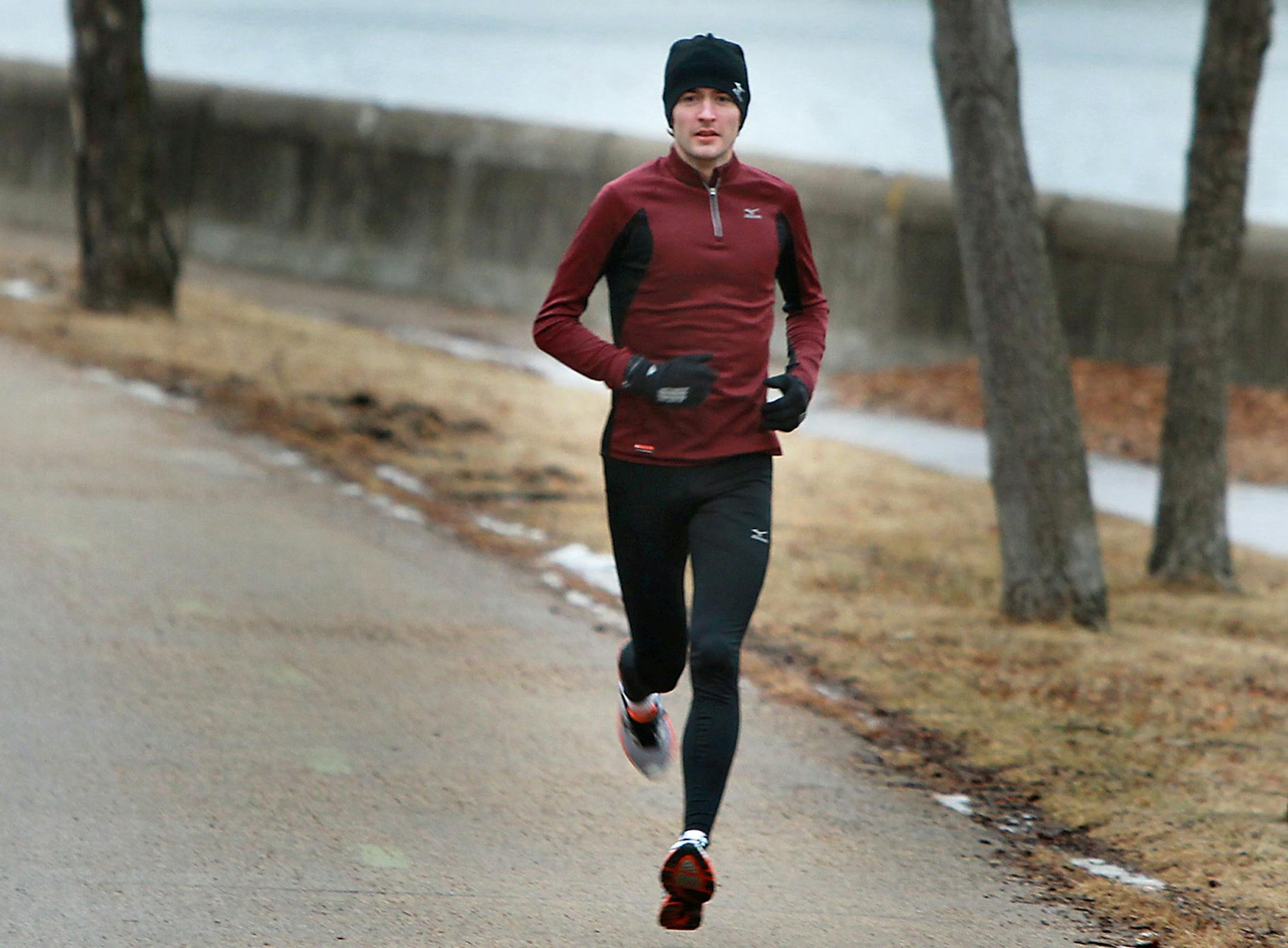 Justin Grunewald, who has taken a brief leave from medical school at UMD to train for and compete in the Olympic marathon trials Saturday, made his way up West River Road, Wednesday, January 11, 2012.(ELIZABETH FLORES/STAR TRIBUNE) ELIZABETH FLORES ¥ eflores@startribune.com