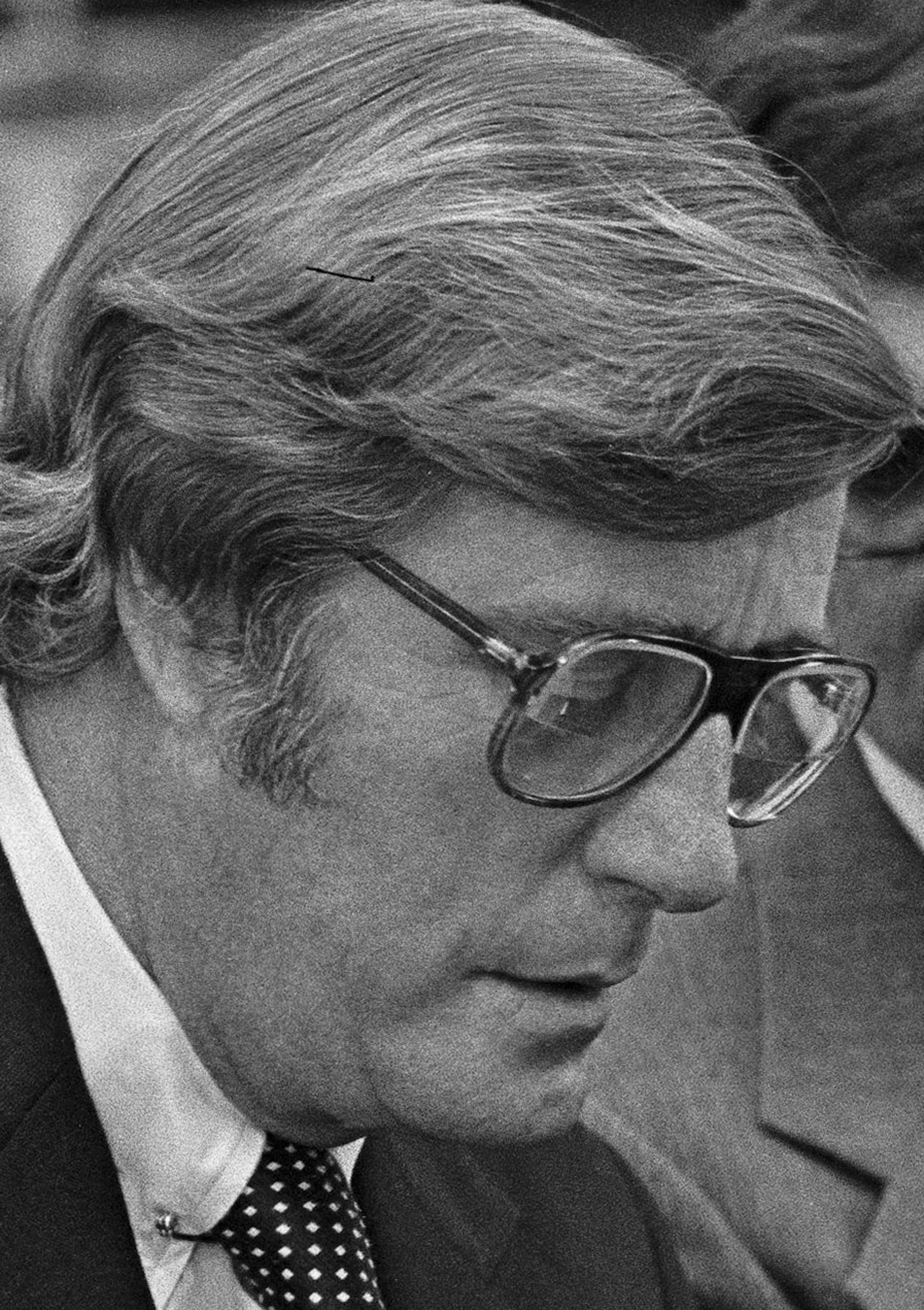 FILE — E. Barrett Prettyman Jr., left, confers with his assistant Allen Snyder during a House Committee on Ethics meeting in Washington, Feb. 20, 1980. Prettyman Jr., a prominent Washington lawyer who played crucial backstage roles in the Supreme Court’s unanimous school desegregation decision, the first expulsion by Congress of one of its members in more than a century, and the release of prisoners captured in the abortive Bay of Pigs invasion of Cuba, died on Nov. 4, 2016, in Was