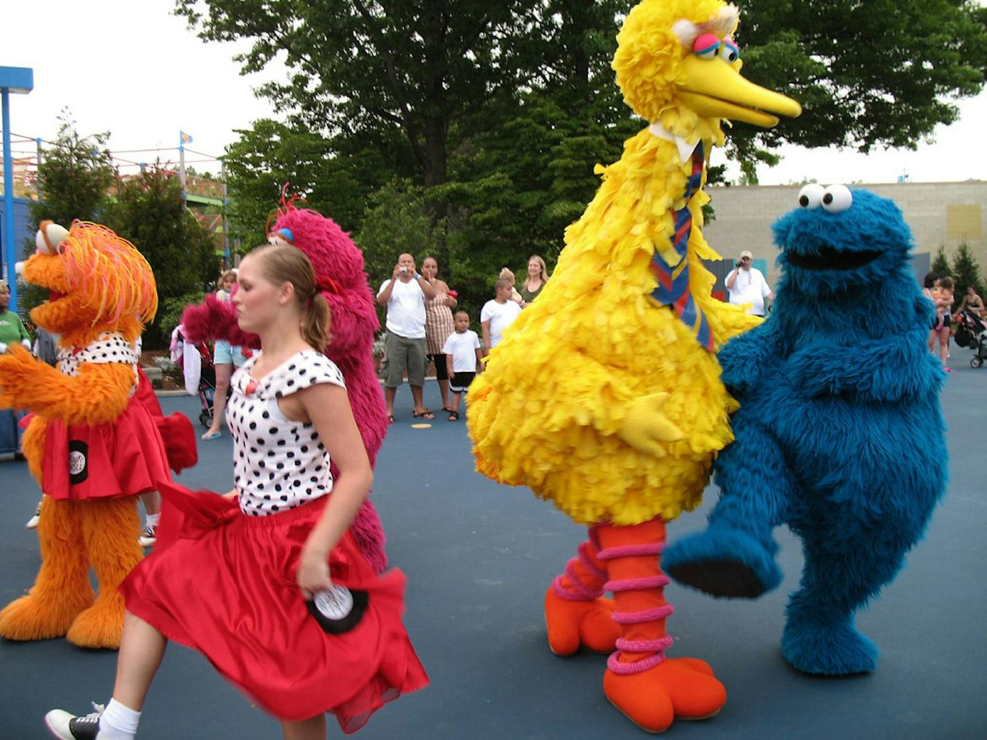 The "Rock Around the Block Parade" sends characters (including Big Bird and Cookie Monster) and performers dancing through the middle of the park each day.