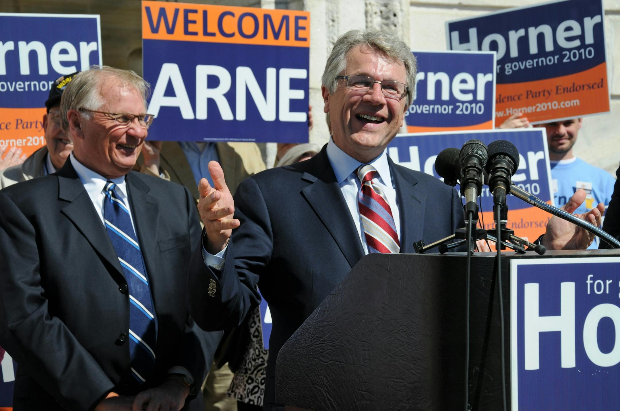 Former Republican Gov. Arne Carlson, left, has thrown his support to Independence Party candidate Tom Horner.