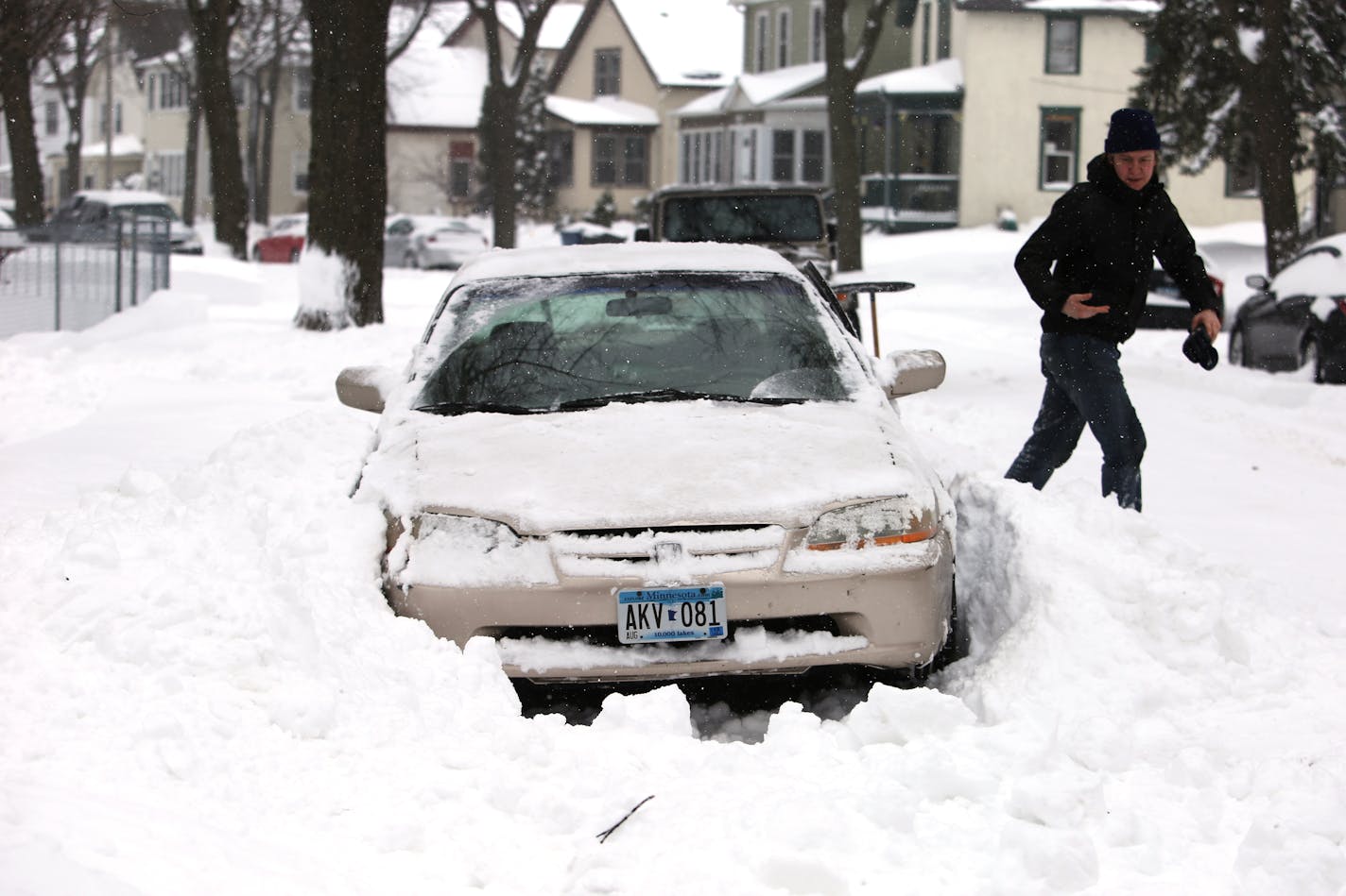 Chris Cashin, who is on his way to the hospital, digs his car out of the snow after being snowed in all of Saturday on Sunday, April 15, 2018 in Minneapolis, Minn. [Ellen Schmidt � ellen.schmidt@startribune.com