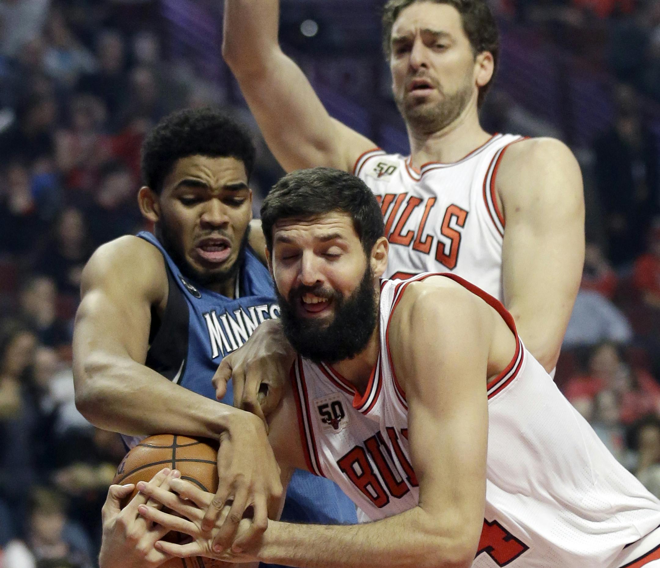 Chicago Bulls forward Nikola Mirotic, right, battles for a rebound against Minnesota Timberwolves center Karl-Anthony Towns.