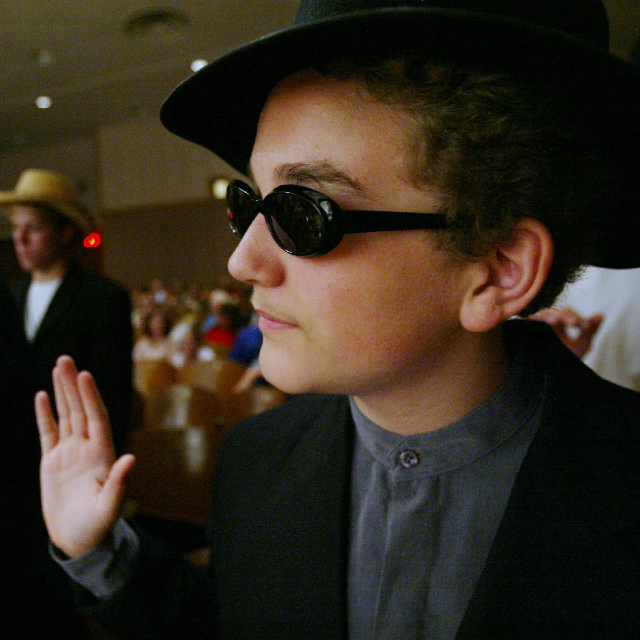 Edina,MN;6/5/03; left to right: Michael Curran-Dorsano, 13, takes the pledge as a 2003 Jr. Thespian inductee. Curran-Dorsano won for best actor for playing "Frank" in the musical Seven Brides for Seven Brothers. -- GENERAL INFORMATION: Academy Awards for Valley View Middle School