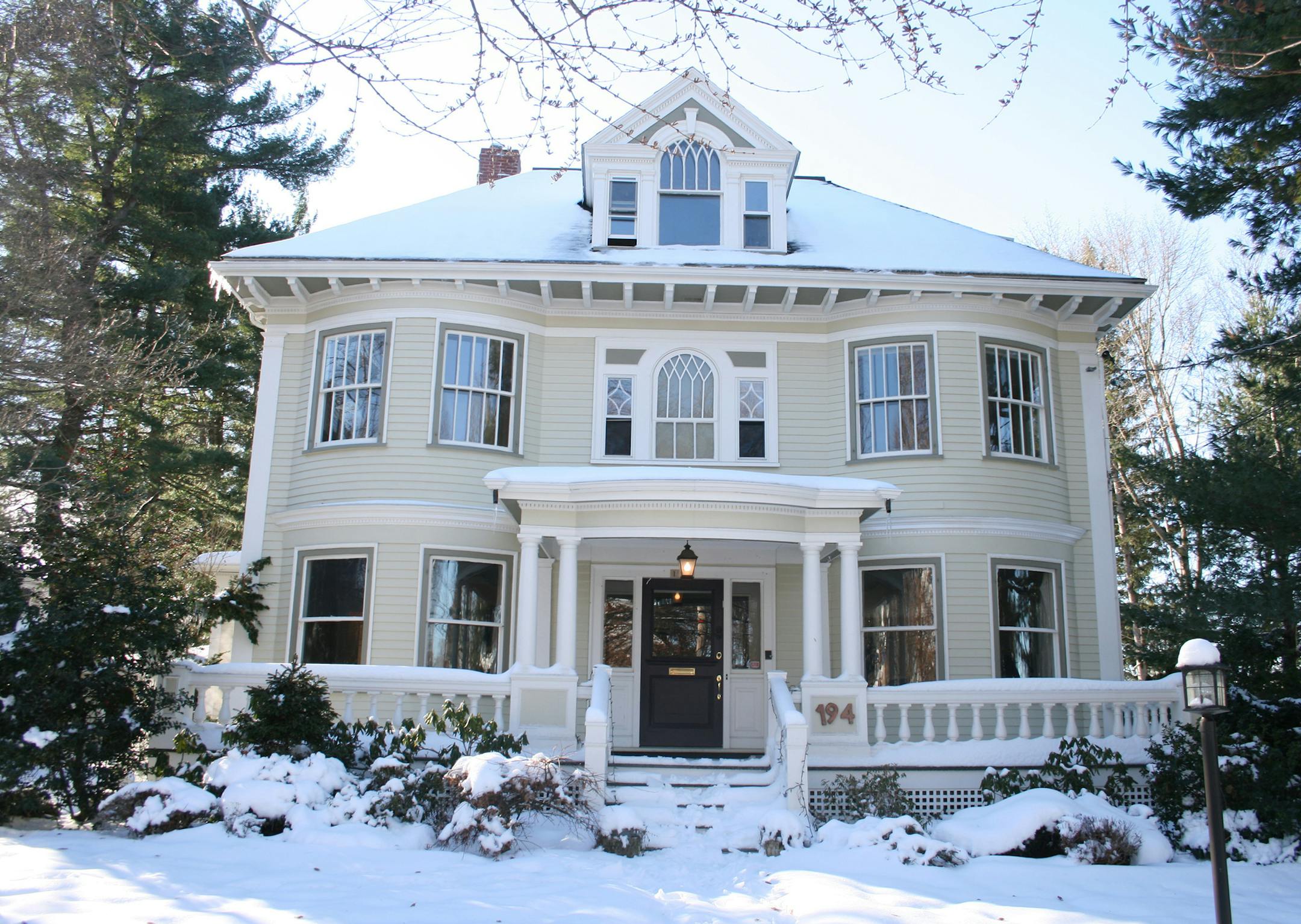 An unshoveled driveway or pathway can be an eye sore and safety hazard. (Design Recipes) ORG XMIT: 1215695