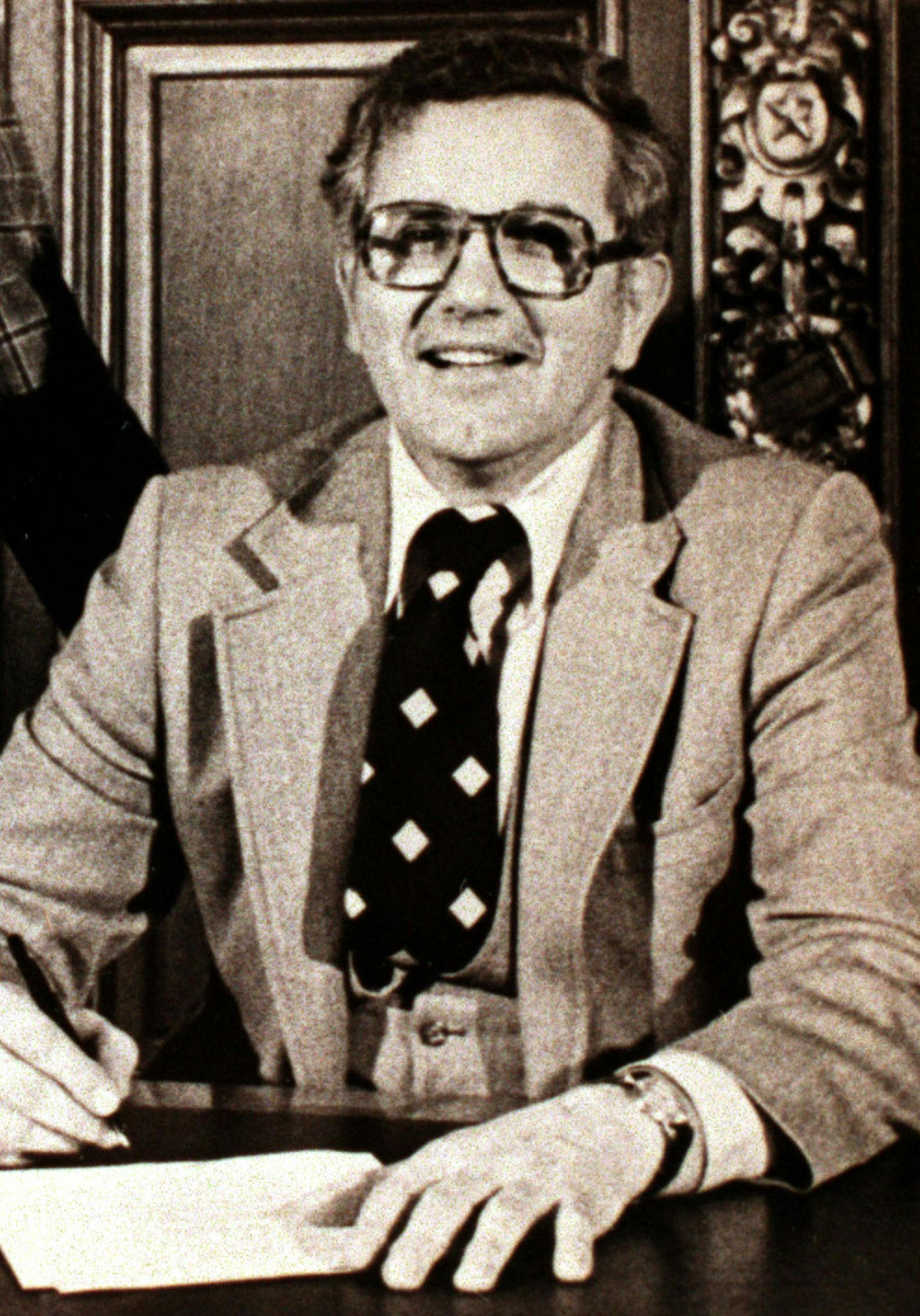 STATE REPRESENTATIVE WILLARD MUNGER SIGNS A GRAIN WEIGHER BILL WITH THE LATE GOV. RUDY PERPICH IN 1978.