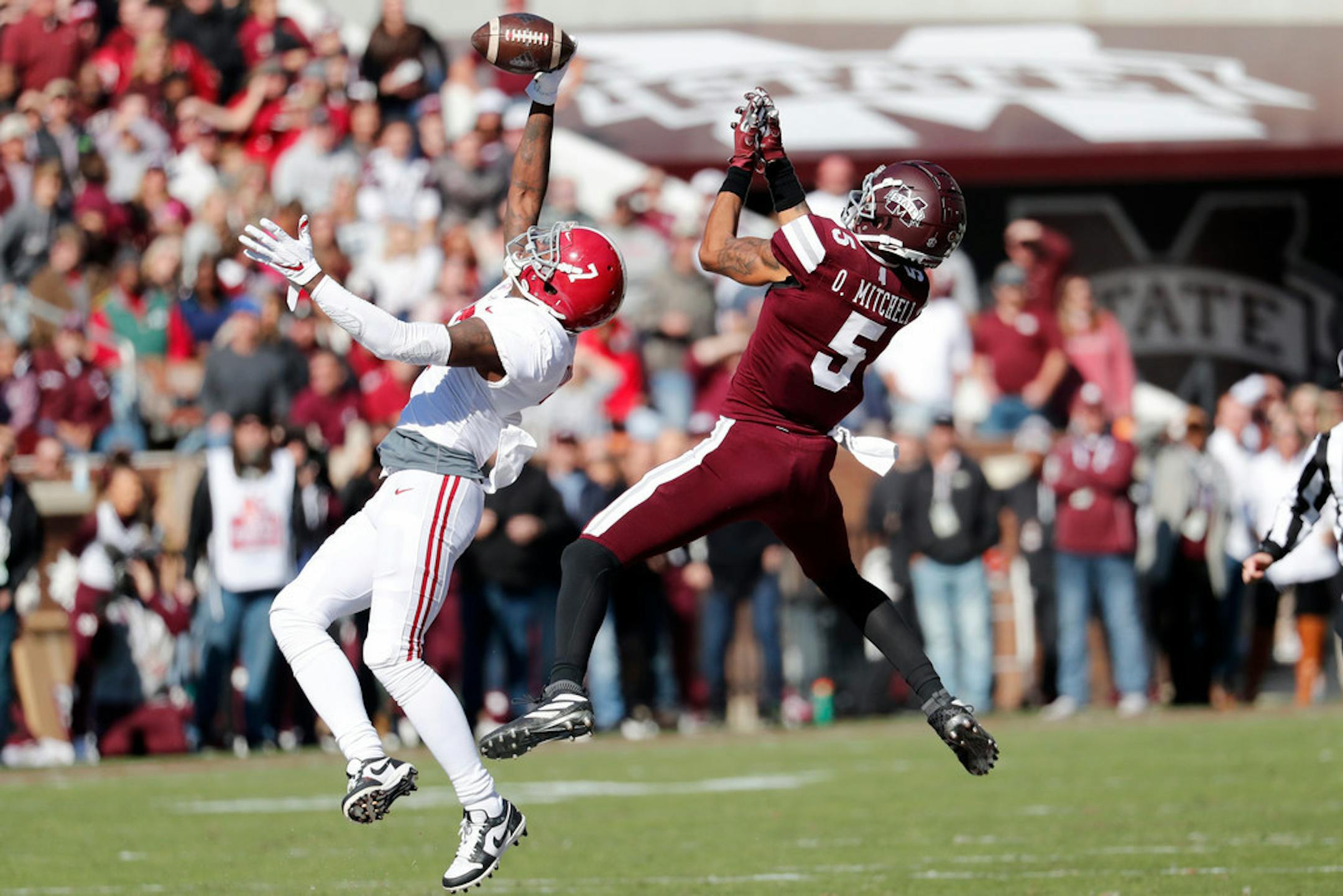 Alabama cornerback Trevon Diggs, the younger brother of former Vikings receiver Stefon Diggs, knocked away a pass during a game against Mississippi State last season.