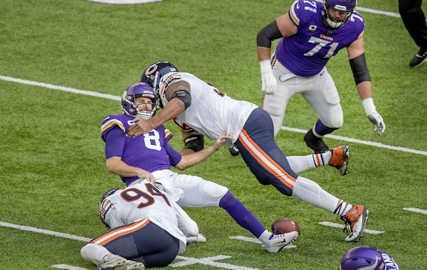 Vikings quarterback Kirk Cousins is sacked and fumbled the ball but was recovered by Vikings offensive tackle Riley Reiff in the second quarter. ] ELI