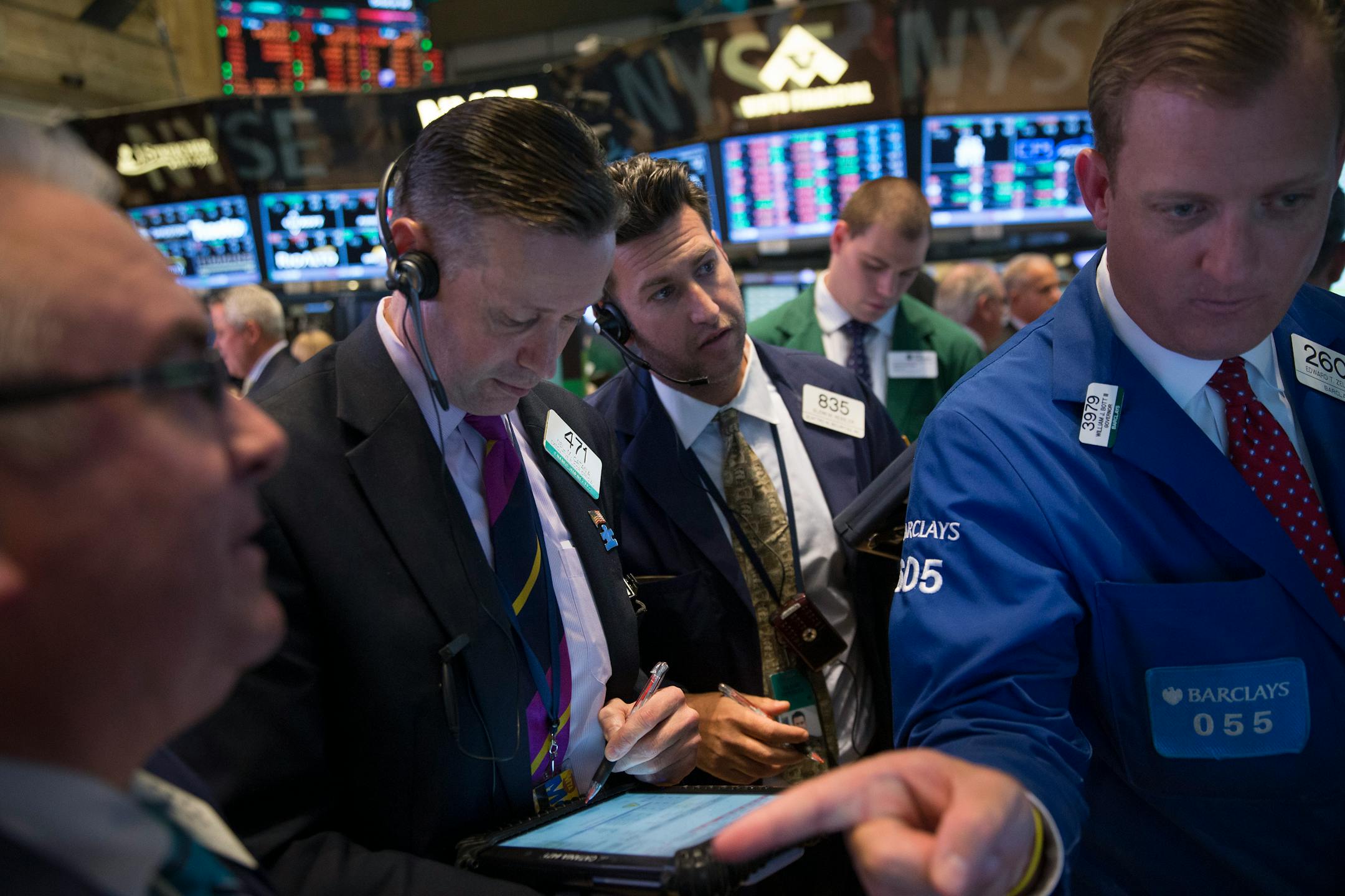 Traders work on the floor of the New York Stock Exchange (NYSE) in New York, U.S., on Wednesday, Oct. 9, 2013. U.S. stocks rose, after the benchmark index's biggest two-day slump since June, amid optimism that Janet Yellen will not rush to withdraw stimulus and signs that lawmakers could raise the debt ceiling. Photographer: Scott Eells/Bloomberg