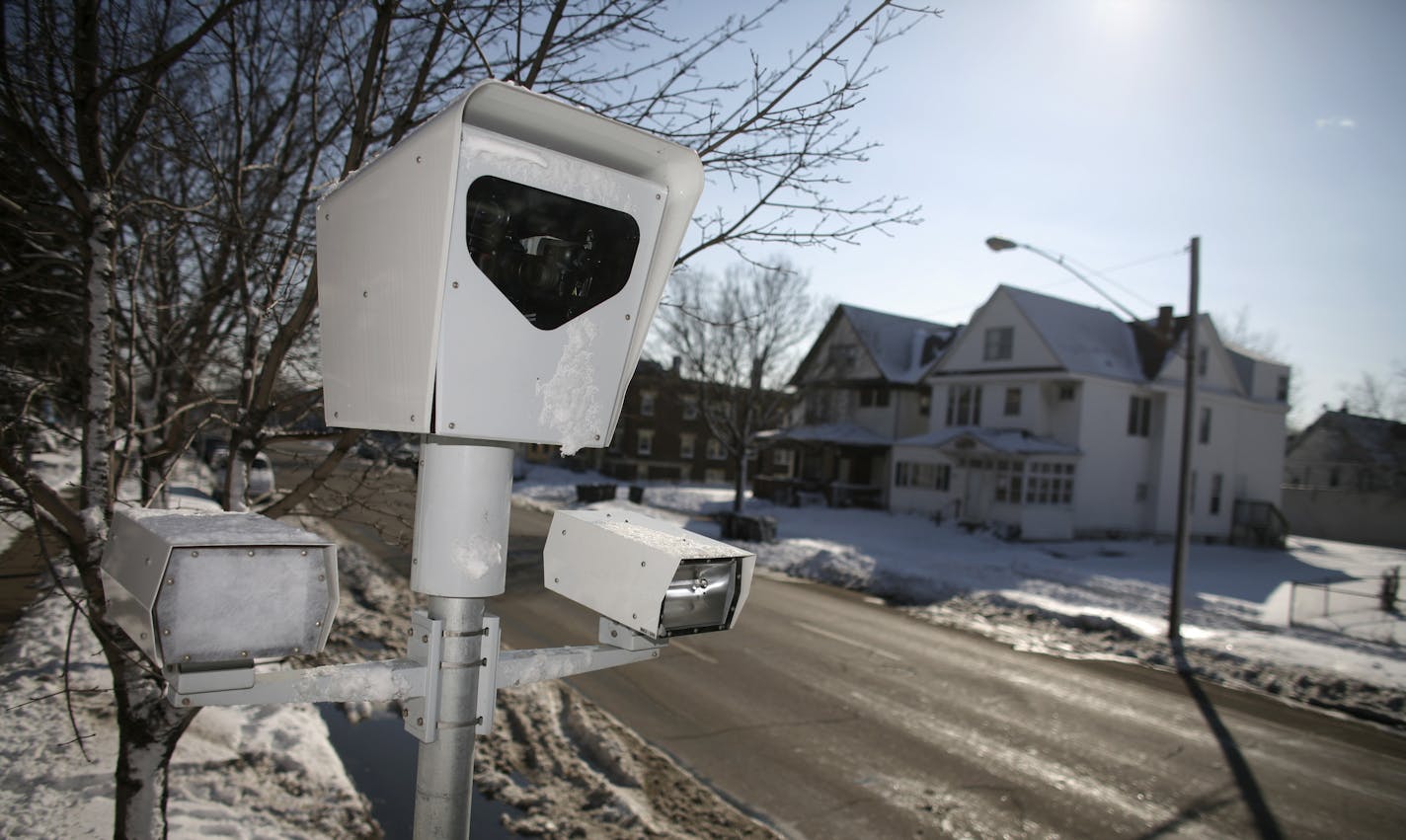 A "photo cop" on Park Ave. S. at 28th St. in Minneapolis Tuesday afternoon. GENERAL INFORMATION: Jeff Wheeler/Star Tribune MINNEAPOLIS - 3/14/06 - A Hennepin County judge ruled today that Minneapolis' "photo cop" program to catch motorists running red lights is unconstitutional. // PhotoCop, photo cop //