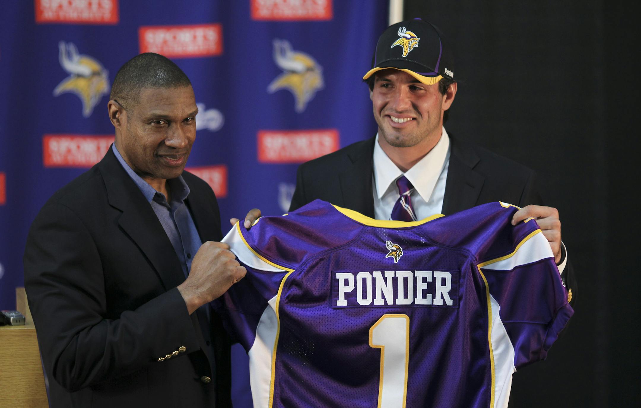 JEFF WHEELER &#x201a;&#xc4;&#xa2; jeff.wheeler@startribune.com EDEN PRAIRIE - 4/29/11 - The Minnesota Vikings introduced quarterback Christian Ponder, their first round NFL draft pick, in an afternoon press conference at the Vikings headquarters in Eden Prairie. IN THIS PHOTO: ] Vikings head coach Leslie Frazier and the team's first round draft choice, Christian Ponder, the Florida State quarterback, posed with a team jersey at the start of a news conference where Ponder was introduced to the ne