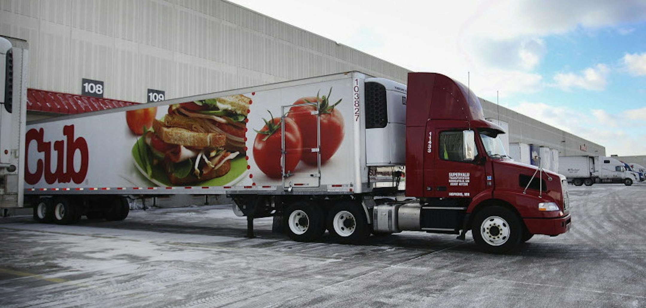 Trailers line up at the loading docks at the Supervalu distribution center in Hopkins, Minnesota, on January 23, 2013. (David Joles/Minneapolis Star Tribune/MCT) ORG XMIT: 1134573 ORG XMIT: MIN1302062256550395