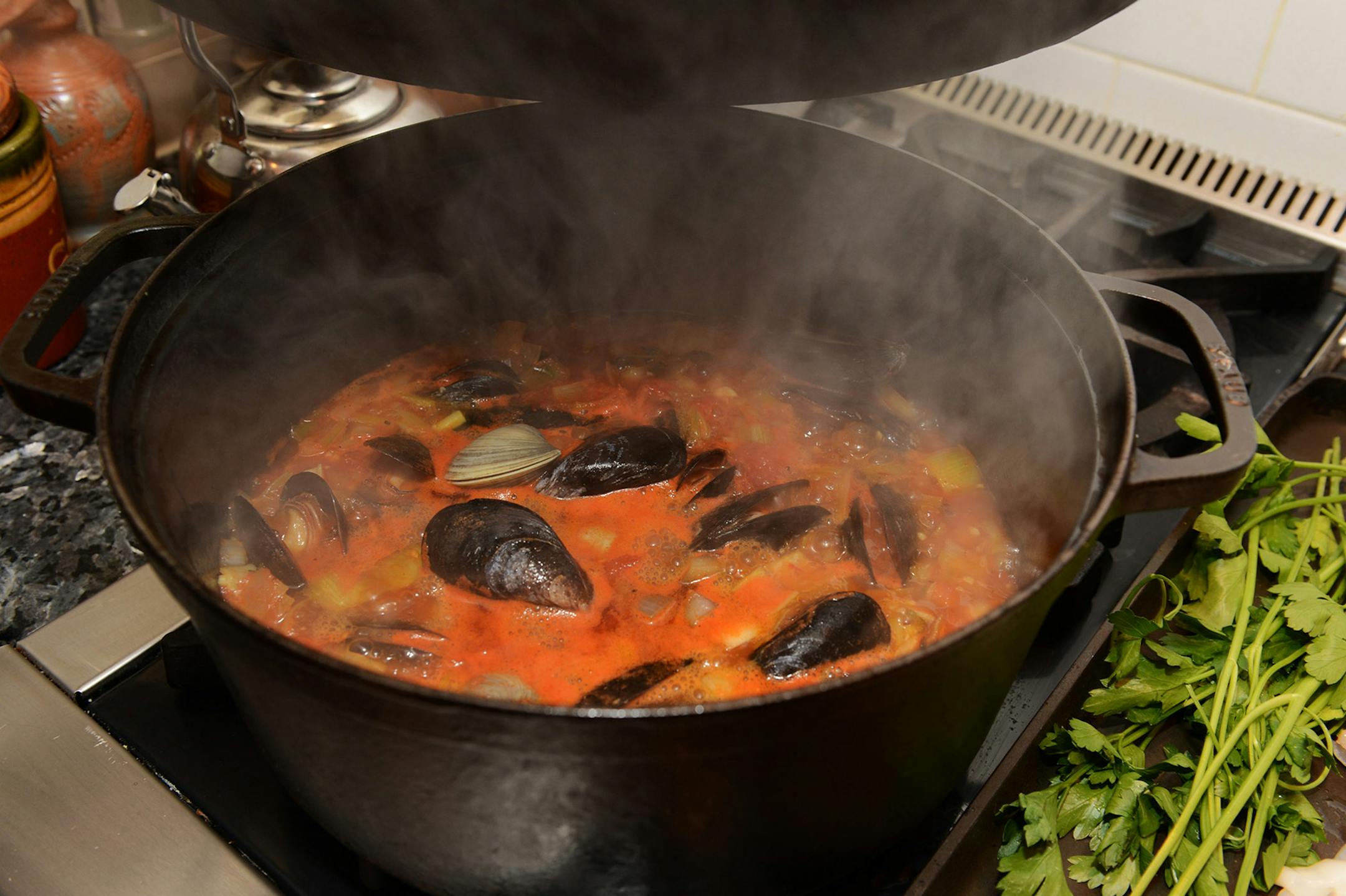 Steam rises from a pot of Italian Fish Soup as it cooks on a stove. (Johnny Crawford/Atlanta Journal-Constitution/MCT) ORG XMIT: 1132166