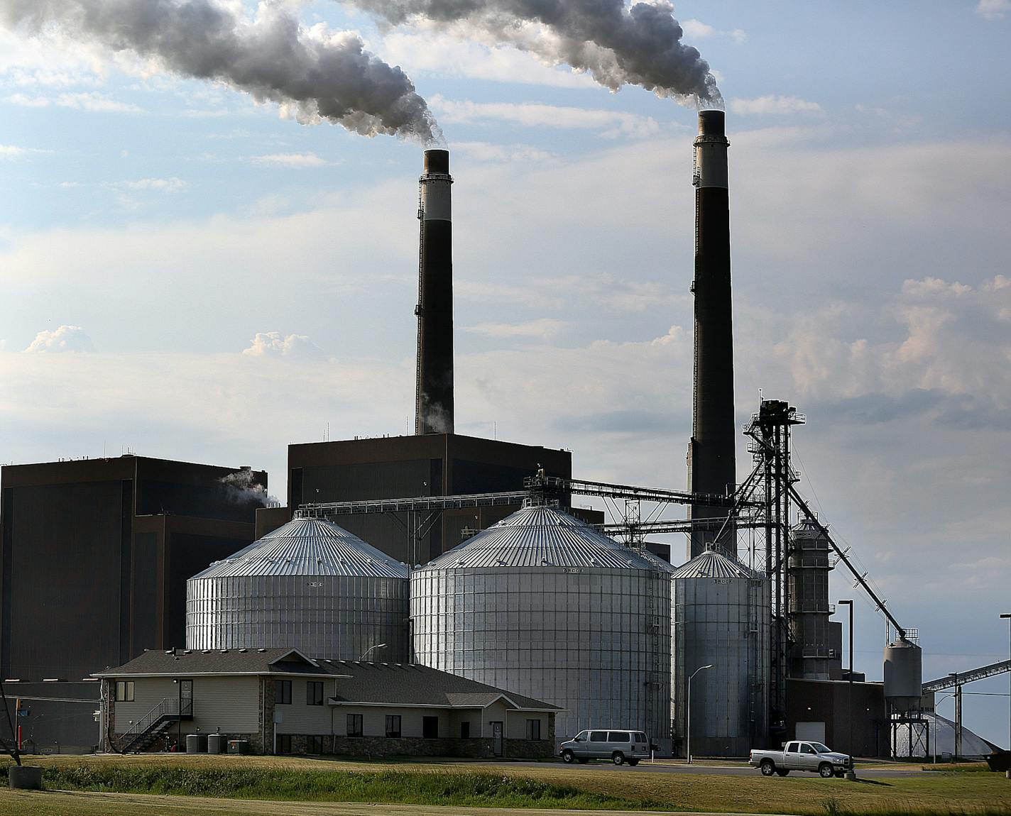 The Blue Flint Ethanol and The Great River Energy Coal Creek Station are located next to each other in Underwood, ND. ] (JIM GEHRZ/STAR TRIBUNE) / July 16, 2013, Underwood, ND &#x201a;&#xc4;&#xec; NOTE: FOR FUTURE STORY BY DAVE SHAFFER. ORG XMIT: MIN1307271230463123