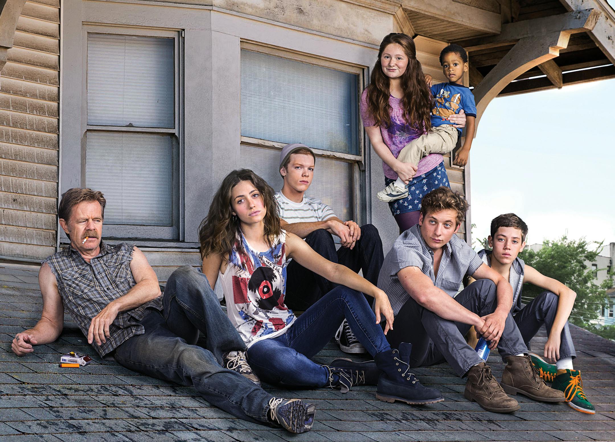 William H. Macy as Frank Gallagher, Emmy Rossum as Fiona Gallagher, Cameron Monaghan as Ian Gallagher, Emma Kenney as Debbie Gallagher, Brandon/Brenden Sims as Liam Gallagher, Jeremy Allen White as Lip Gallagher and Ethan Cutkosky as Carl Gallagher in Shameless (Season 4) - Photo: Courtesy of SHOWTIME - Photo ID: ROOFFAMILY_095_4C_300