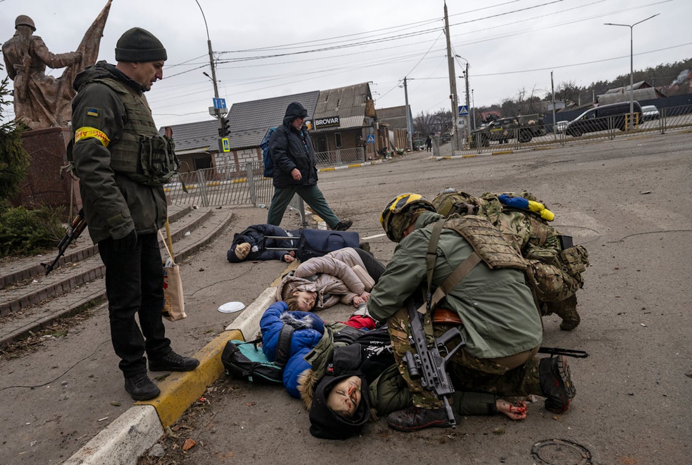 Moments after four civilians trying to evacuate were hit by Russian mortar fire, Ukrainian soldiers try to save Anatoly Berezhnyi Ñ the only one who still had a pulse Ñ in Irpin, west of Kyiv, on Sunday, March 6, 2022. Serhiy Perebyinis said he felt it was important that the death of his wife and children had been recorded in photographs and video. ÒThe whole world should know what is happening here,Ó he said. (Lynsey Addario/The New York Times) Ñ NO SALES Ñ