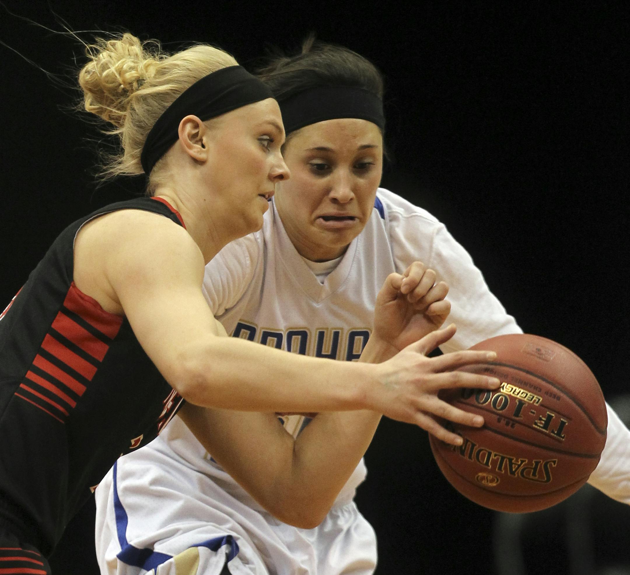 New Richland H-E-G's Carlie Wagner takes the ball upcourt during the first half against Braham's Rebekah Dahlman (25) during New Richland's dramatic 60-59 win over Braham at the girls basketball state tournament (class 2A) finals Saturday, March 16, 2013, at the Target Center in Minneapolis. New Richland junior Carlie Wagner scored 50 of her team's points, breaking her own record of 49 points from last year.] (DAVID JOLES/STARTRIBUNE) djoles@startribune.com girls basketball state tournament (cla