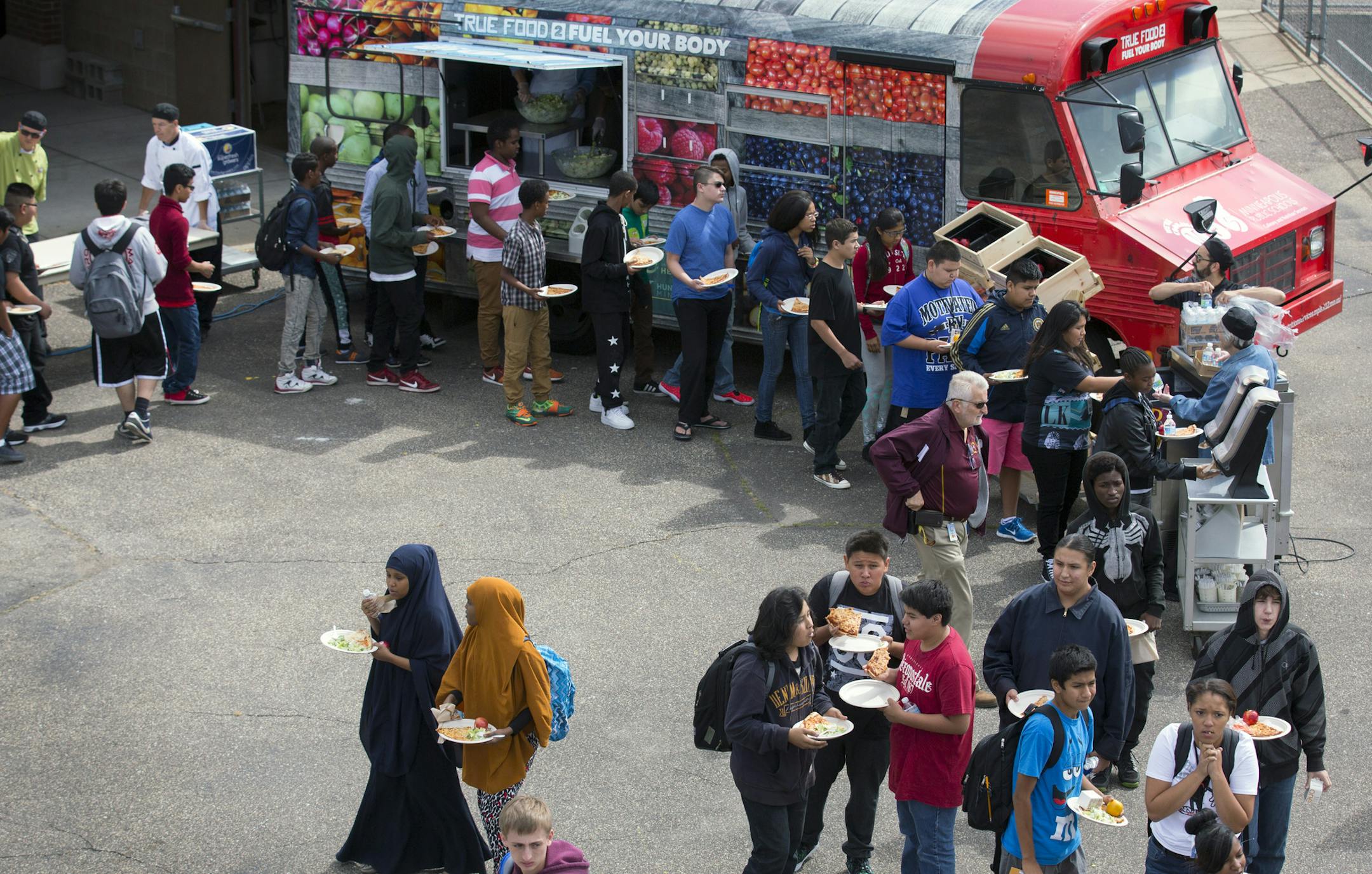 Due to construction in the cafeteria, Roosevelt High students gather at a food truck outside the school for lunch Monday. Brian.Peterson@startribune.com Minneapolis, MN - 8/24/2015