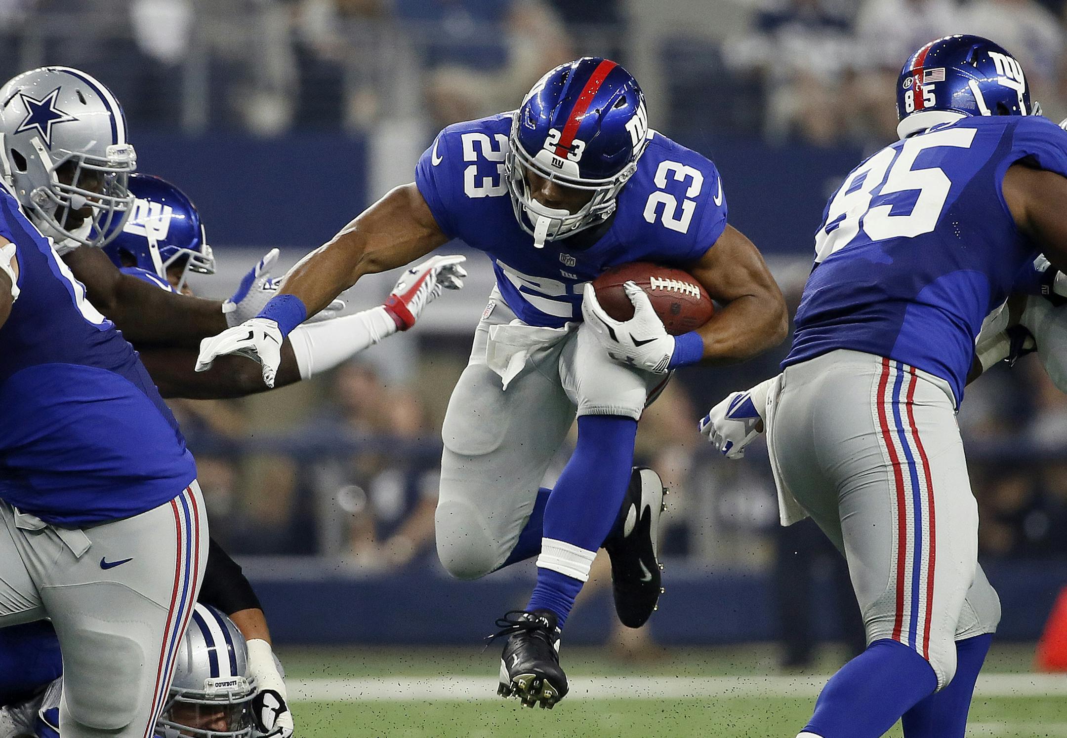 New York Giants running back Rashad Jennings (23) runs the ball against the Dallas Cowboys during the first half of an NFL football game Sunday, Sept. 13, 2015, in Arlington, Texas. (AP Photo/Tony Gutierrez) ORG XMIT: CBS129