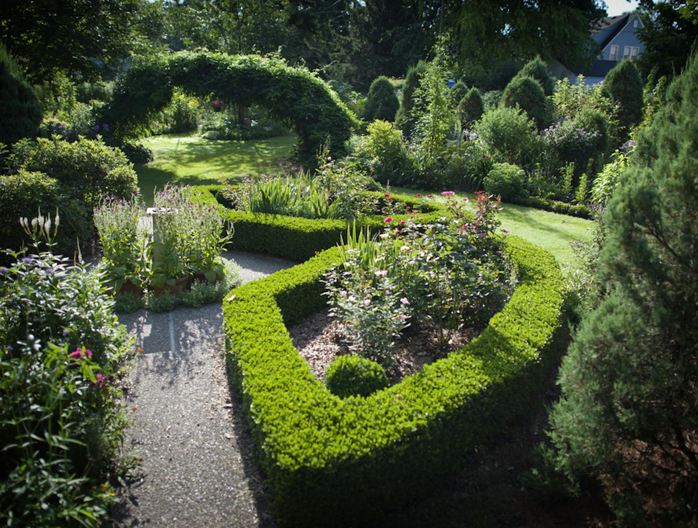 The garden of Jerry and Lee Shannon in St. Paul. This is the formal side of the garden with groomed boxwoods. ] GLEN STUBBE &#xa5; gstubbe@startribune.com