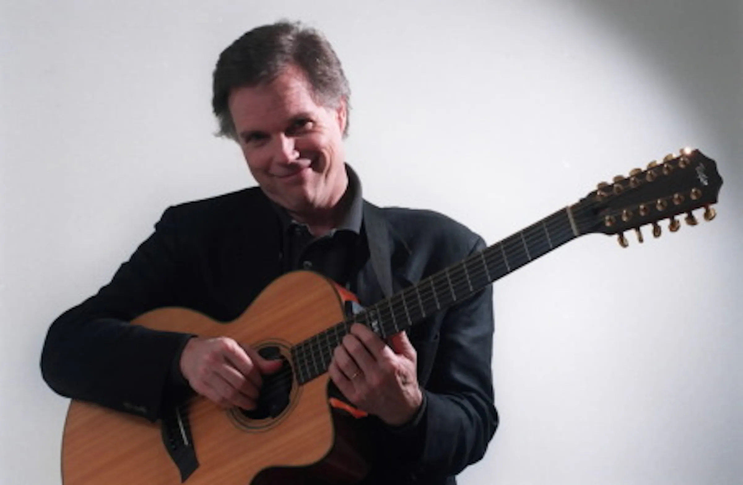 Guitar god Kottke keeps Guthrie crowd laughing