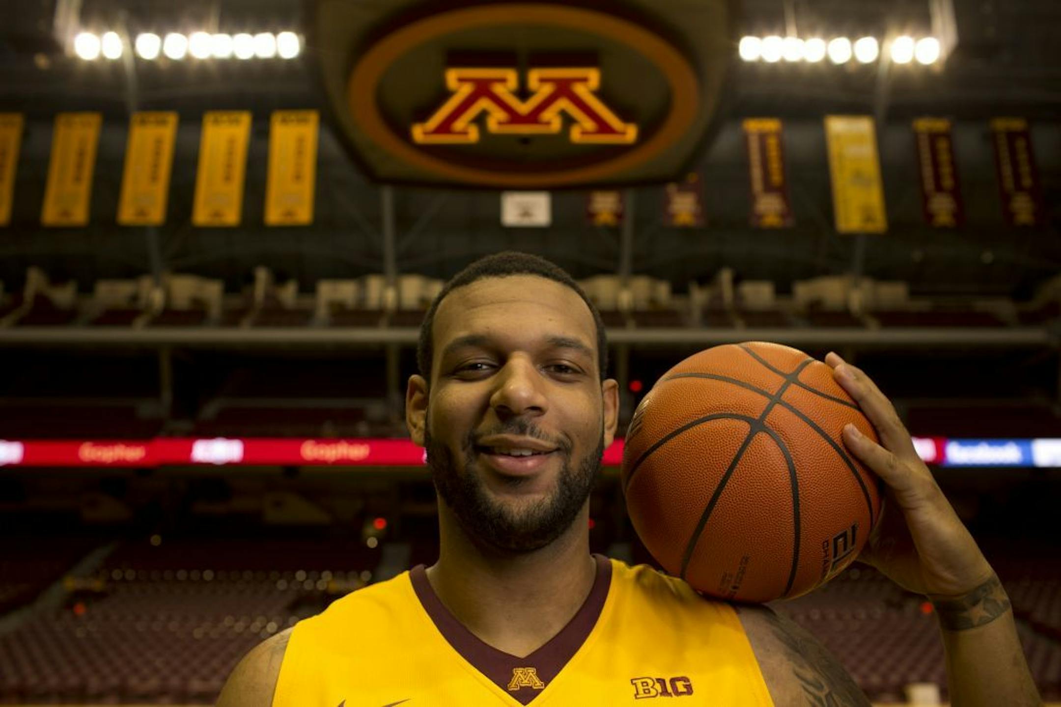 Gophers center Mo Walker