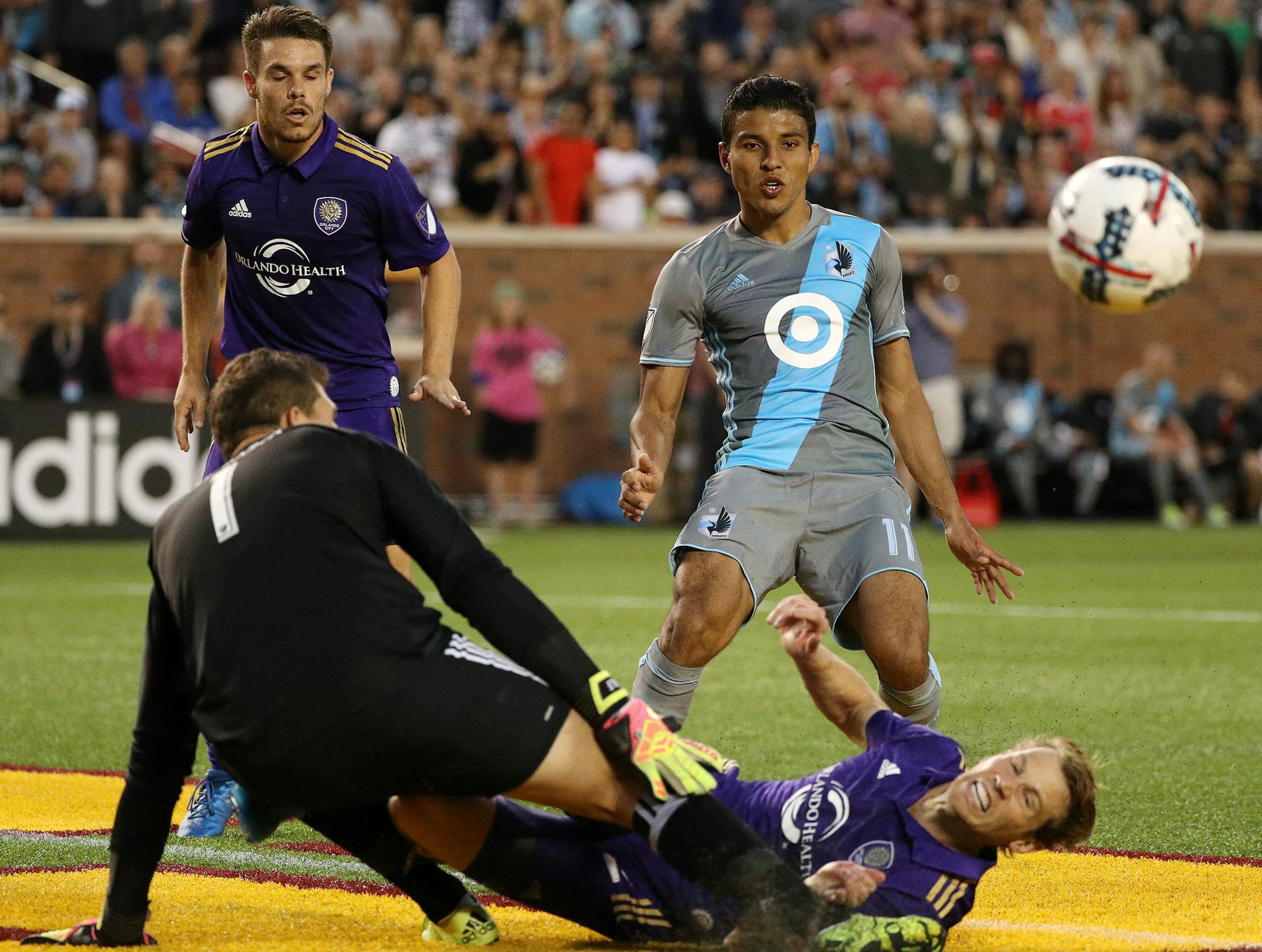 Minnesota United midfielder Johan Venegas (11) watched as Orlando City SC defender Jonathan Spector (2) dove in to clear a cross in front of Orlando City SC goalkeeper Joseph Bendik (1) in the second half. ] ANTHONY SOUFFLE ï anthony.souffle@startribune.com Game action from an MLS game between the Minnesota United and the Orlando City SC Saturday, May 27, 2017 at TCF Bank Stadium in Minneapolis.