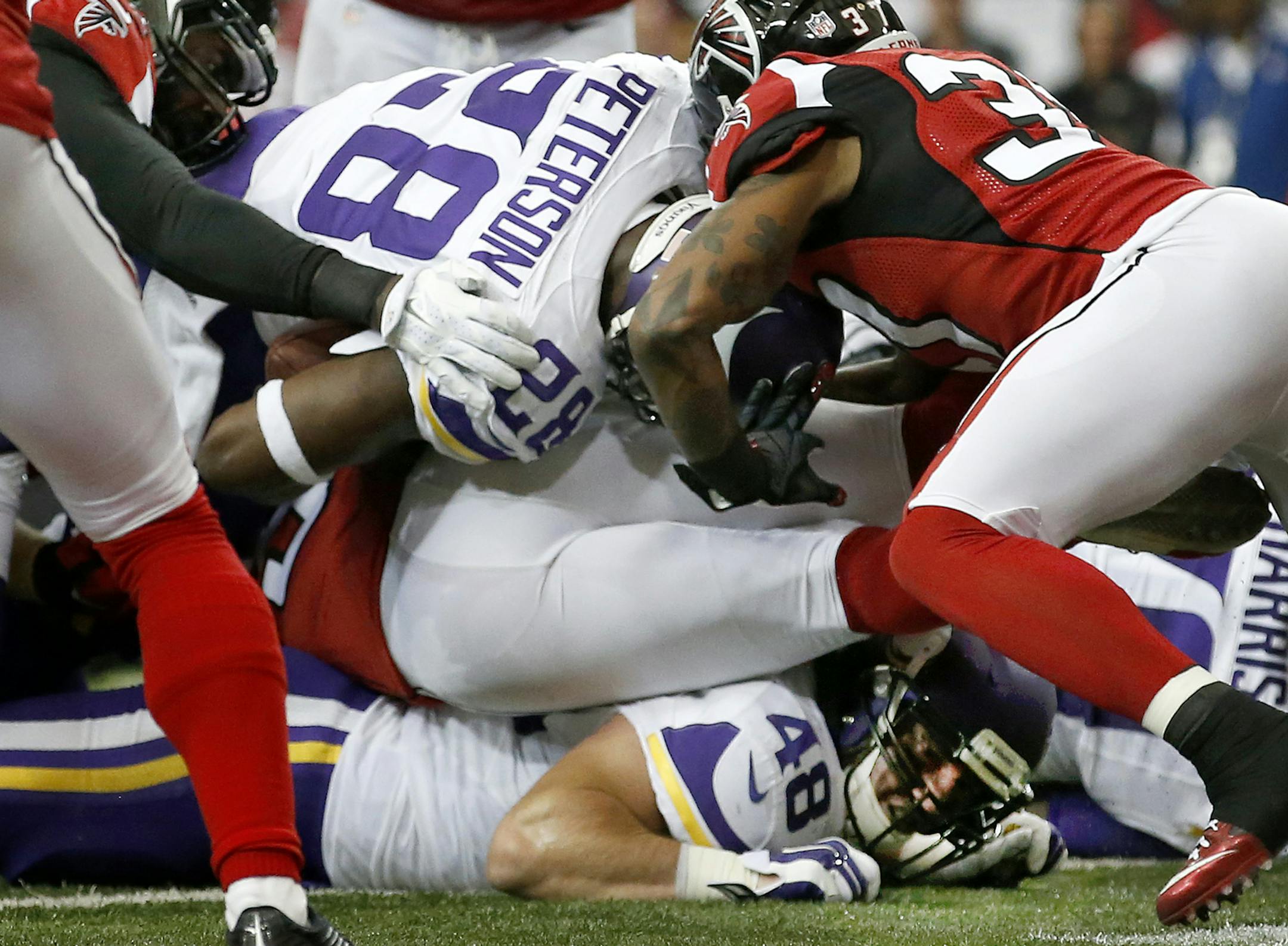 Minnesota Vikings running back Adrian Peterson (28) scored a touchdown on a 1-yard run in the first quarter. ] CARLOS GONZALEZ &#x2022; cgonzalez@startribune.com - November 29, 2015, Atlanta, GA, Georgia Dome, NFL, Minnesota Vikings vs. Atlanta Falcons