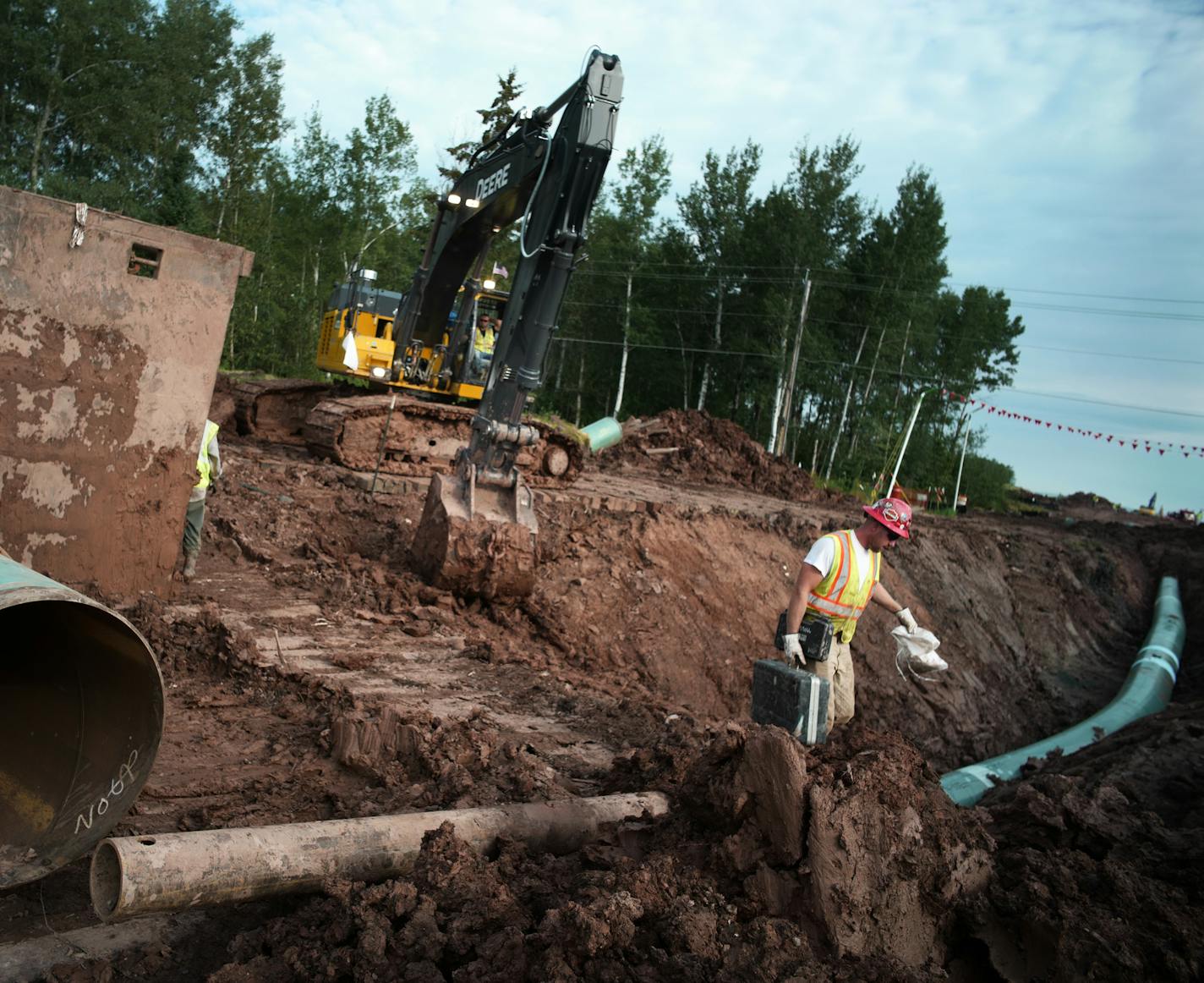 Workers make sure that each section of the replacement Line 3 that is joined passes mustard. Enbridge already has started building the 14-mile stretch of Line 3 from the Minnesota line to its terminal in Superior, Wis. (Richard Tsong-Taatarii/Minneapolis Star Tribune/TNS) ORG XMIT: 1259921