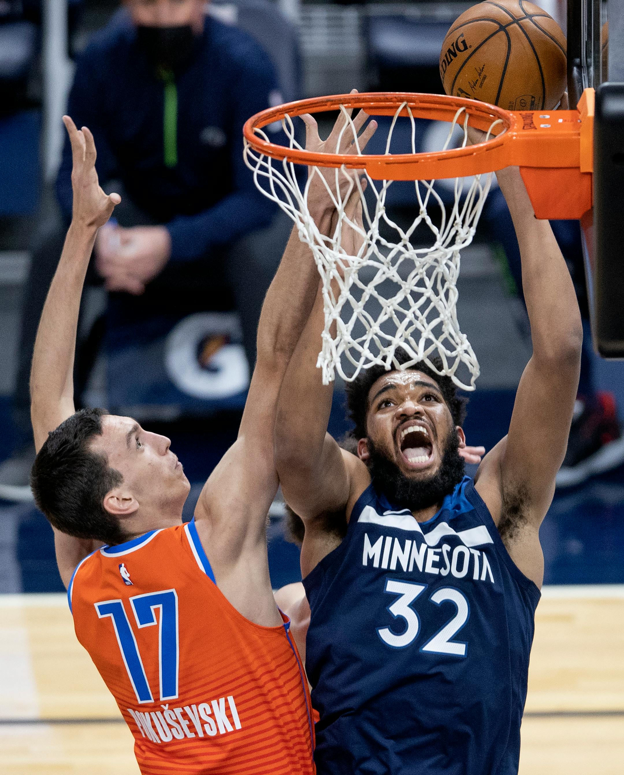Aleksej Pokusevski (17) of the Oklahoma City Thunder defended Karl-Anthony Towns (32) of the Minnesota Timberwolves in the first quarter.