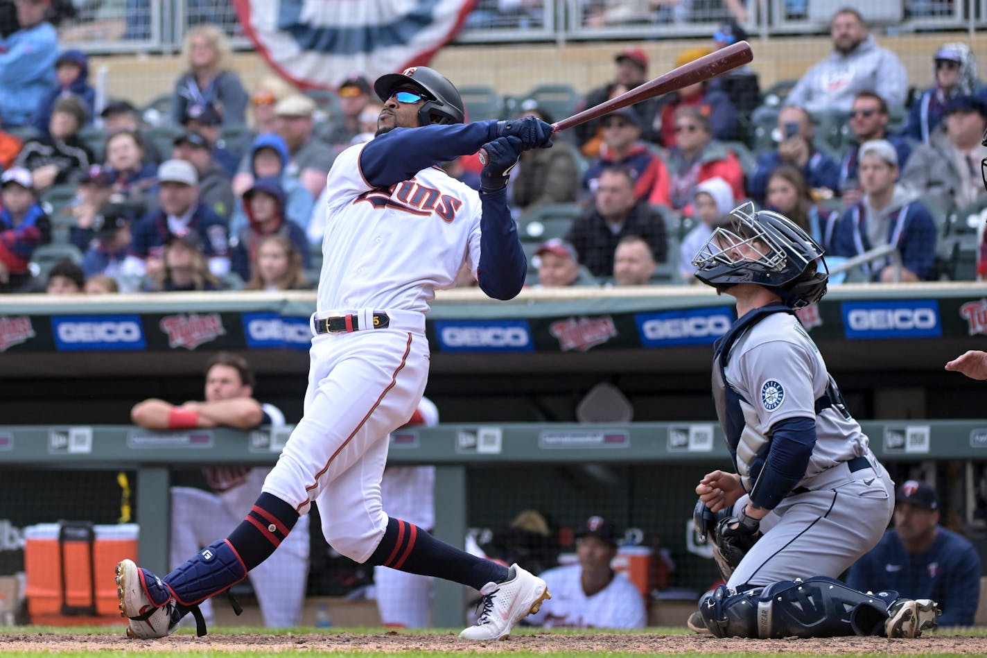 Minnesota Twins center fielder Byron Buxton (25) hits a 2-run home run, bringing home left fielder Nick Gordon (1) for a one run lead in the bottom of the 8th inning against the Seattle Mariners Saturday, April 9, 2022 at Target Field in Minneapolis, Minn.] AARON LAVINSKY• Aaron.lavinsky@startribune.com ORG XMIT: MIN2204091641340053