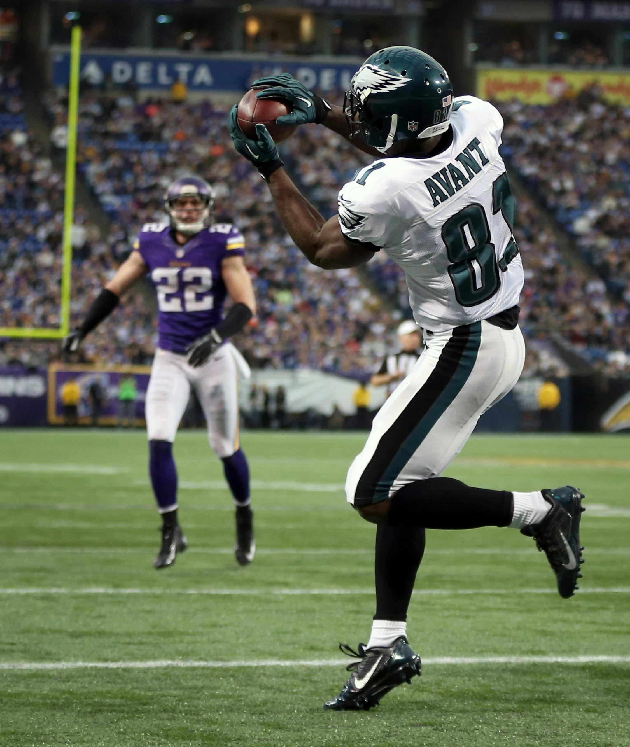 Eagles wide receiver Jason Avant caught a 16-yard touchdown from quarterback Nick Foles in the fourth quarter as safety Harrison Smith watched on. ] MCKENNA EWEN &#xb7; mckenna.ewen@startribune.com Minnesota Vikings and Philadelphia Eagles - Mall of America Field in Minneapolis, MN - 12/15/2013 ORG XMIT: MIN1312151948200338