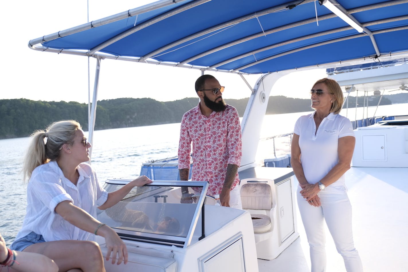 Justin Sutherland stands behind the wheel on a Kentucky houseboat on 'Top Chef.' ORG XMIT: Season:16