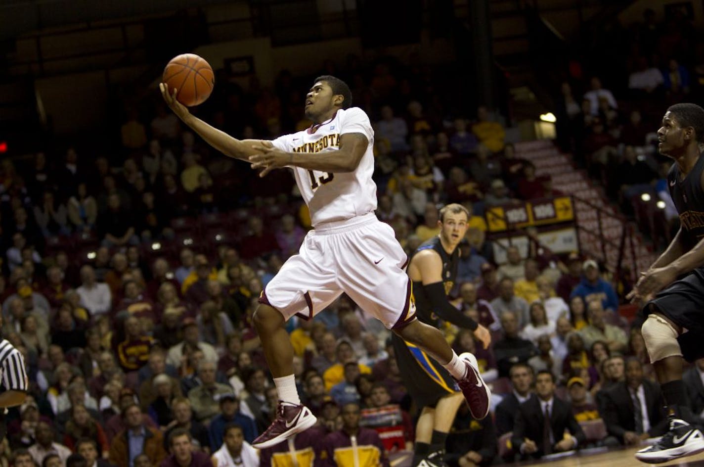 Gophers guard Maverick Ahanmisi