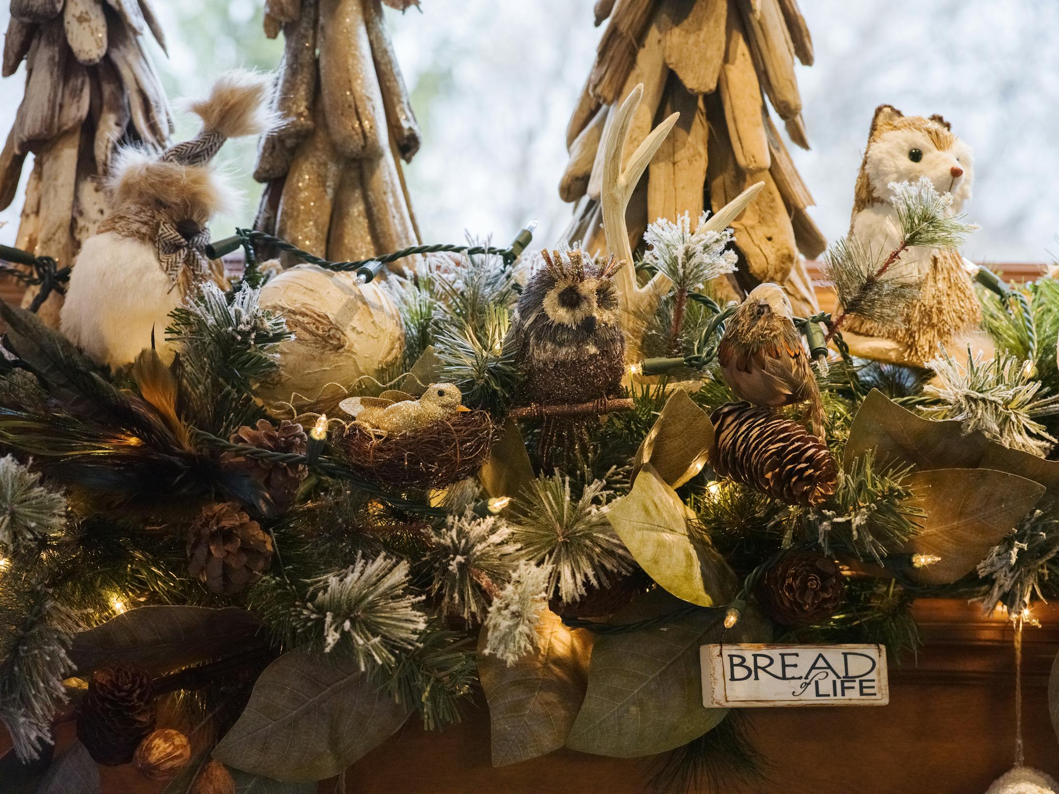 Glenda Nelson and Kate Steinkopf, right have been collaborating on Christmas decorations for the past 12 years. It has become an annual ritual. ] RICHARD TSONG-TAATARII ï richard.tsong-taatarii@startribune.com