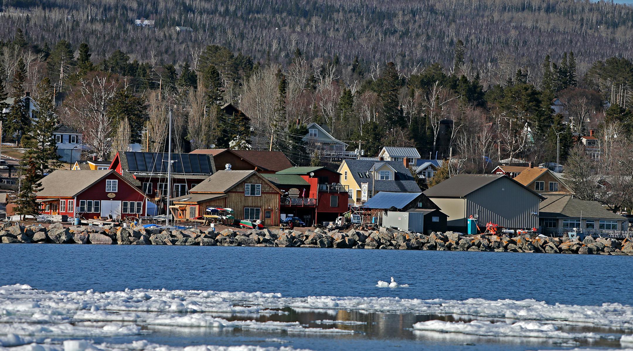 Signs of Spring were evident with the melting snow and ice, Sunday, April 27, 2014 in Grand Marais, MN. ] (ELIZABETH FLORES/STAR TRIBUNE) ELIZABETH FLORES ¥ eflores@startribune.com ORG XMIT: MIN1405051436175518