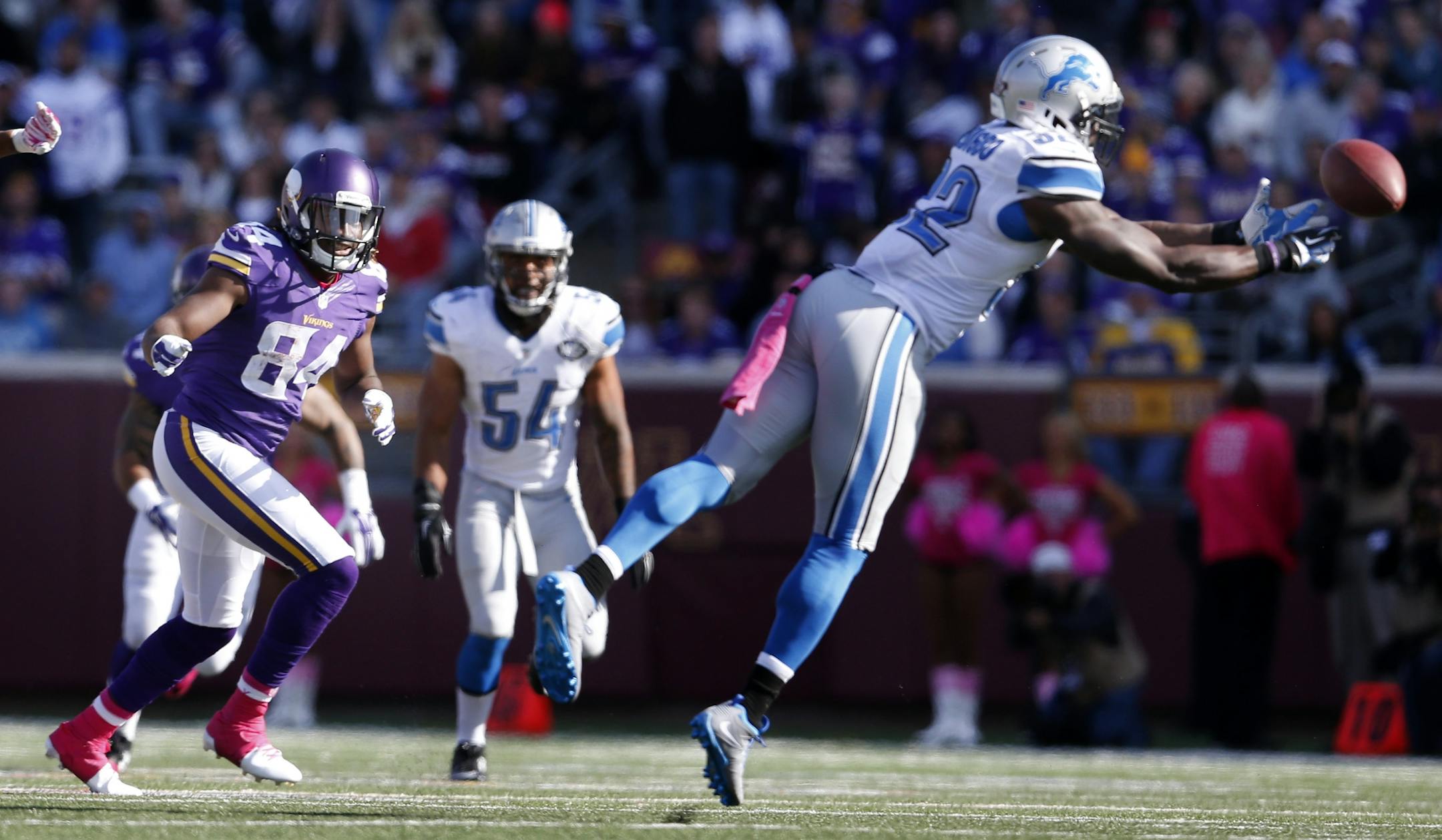 Minnesota Vikings receiver Cordarrelle Patterson (84) watched as James Ihedigbo (32) almost intercepted a pass that intended for him. Detroit beat Minnesota by a final score of 17-3.