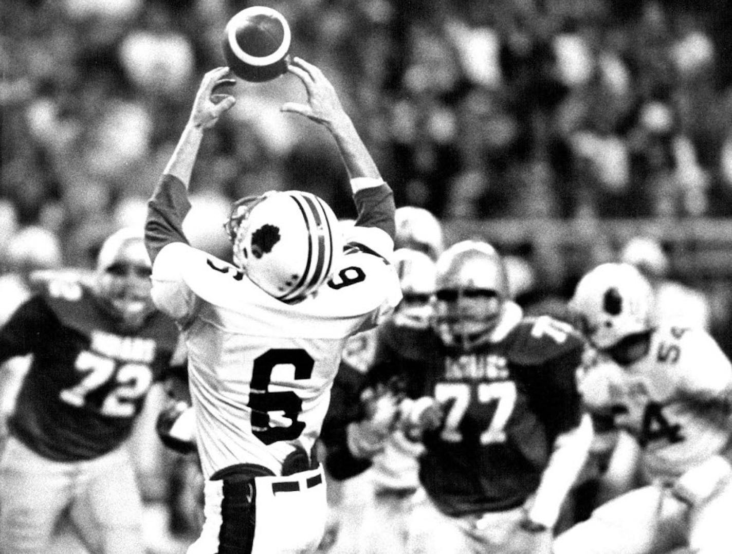 November 21, 1982 Stillwater's Terry Runk was all hands Saturday night in the Class AA championship game at the Metrodome. John Croft, Minneapolis Star Tribune