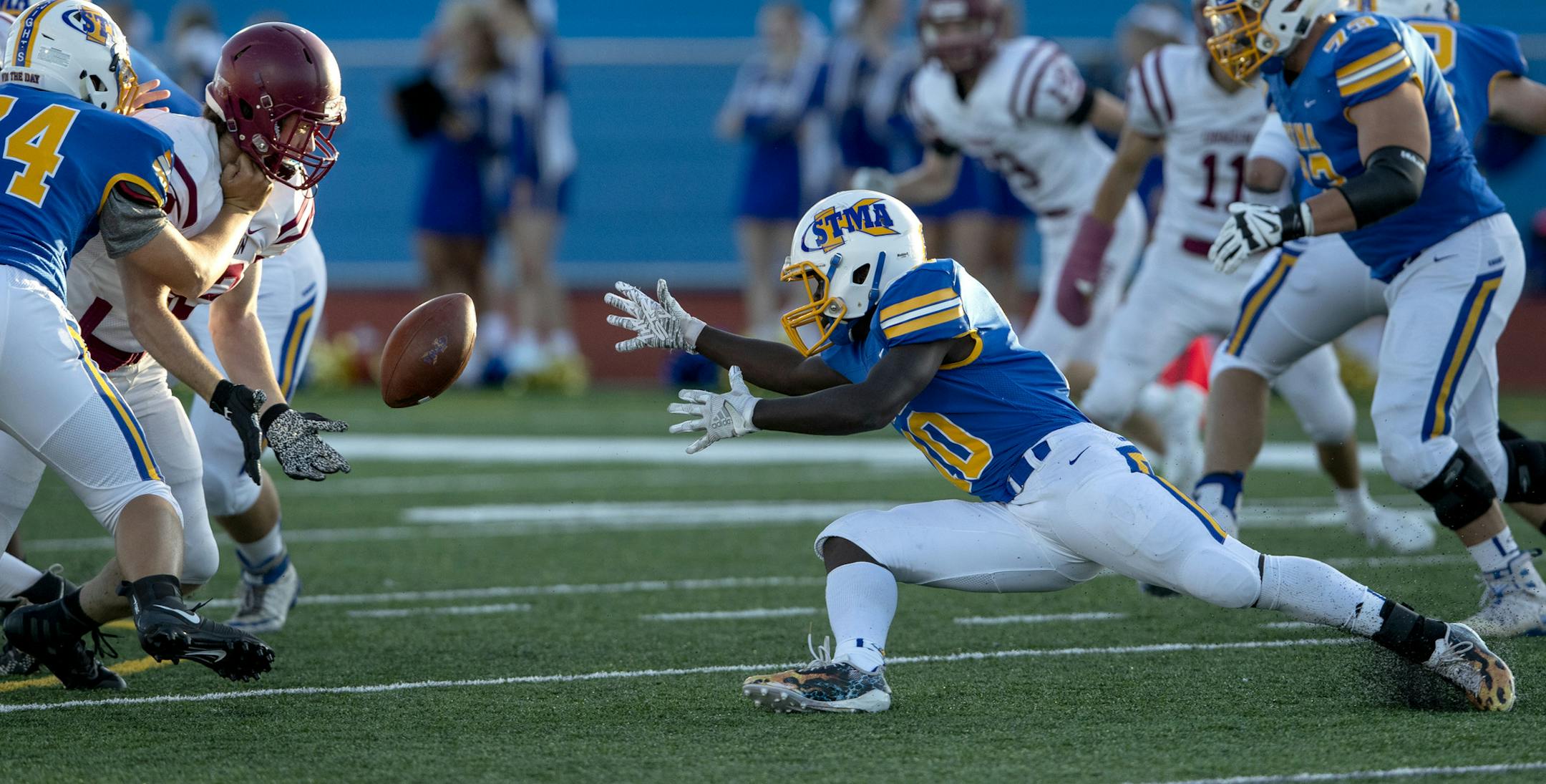 Bryce Tiber (82) of Maple Grove recovered a fumble by David Collins (10) of St. Michael-Albertville in the first quarter. ] CARLOS GONZALEZ • cgonzalez@startribune.com – St. Michael-, MN – August 29, 2019, Maple Grove at St. Michael-Albertville High School / Prep Football