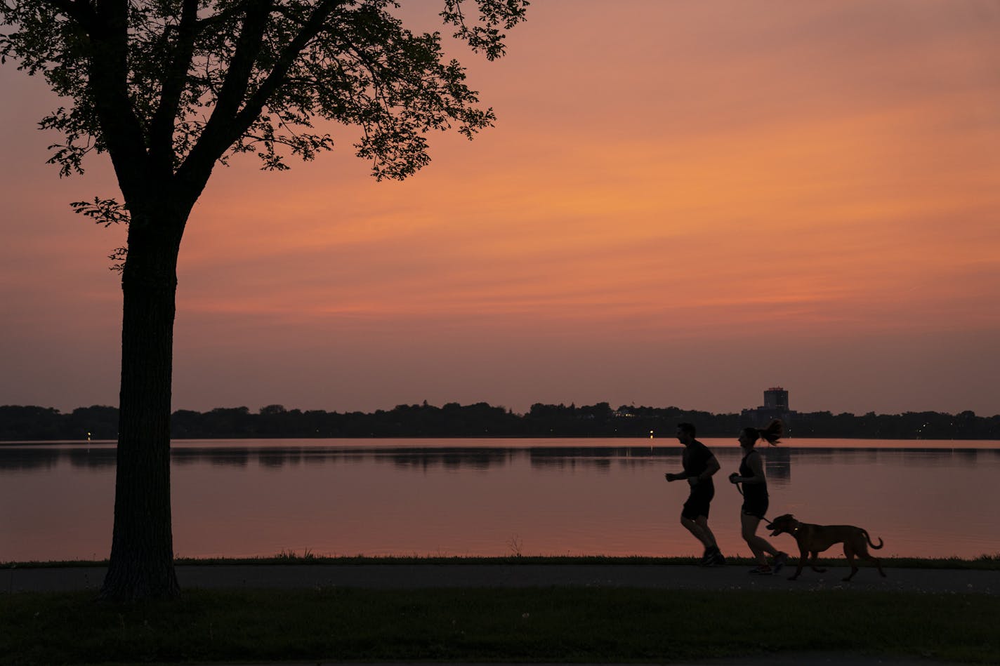 The sunset over Bde Maka Ska Lakle in Minneapolis, Minn., on Thursday, May 30, 2019. ] RENEE JONES SCHNEIDER &#x2022; renee.jones@startribune.com