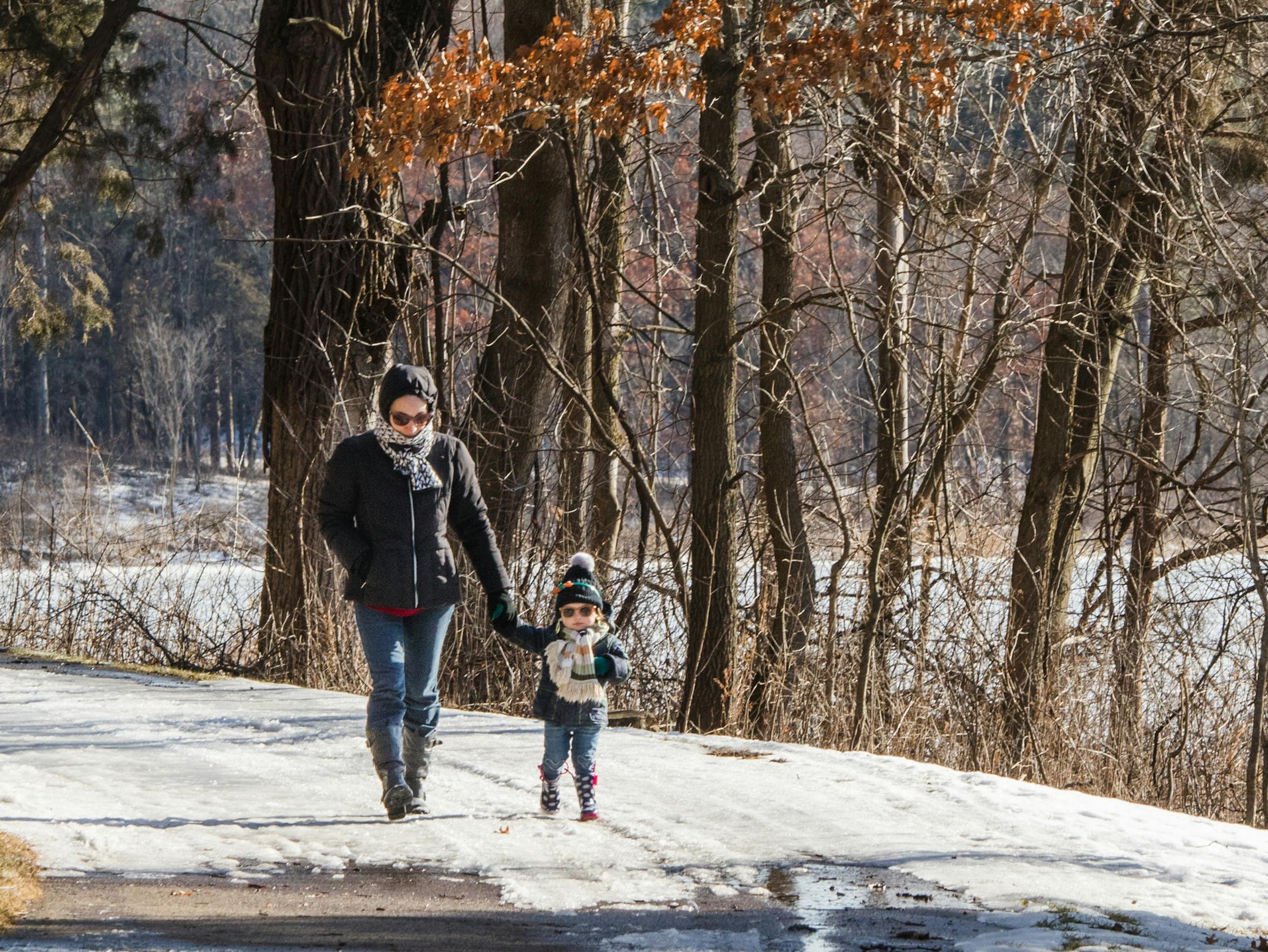Jessica Jones walks with her daughter Braelyn at Cottage Grove Ravine Park on a sunny Tuesday afternoon. ] MATT WEBER •