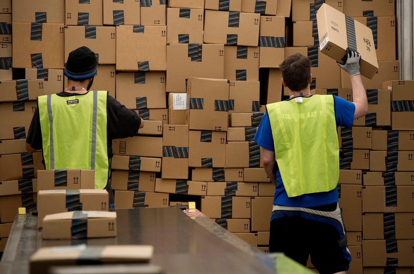 Employees load a truck at the Amazon.com Inc. fulfillment center in Phoenix, Arizona, U.S. on Monday, Dec. 2, 2013. More than 131 million consumers are expected to shop Cyber Monday events, up from 129 million last year, according to the National Retail Federation. Photographer: David Paul Morris/Bloomberg