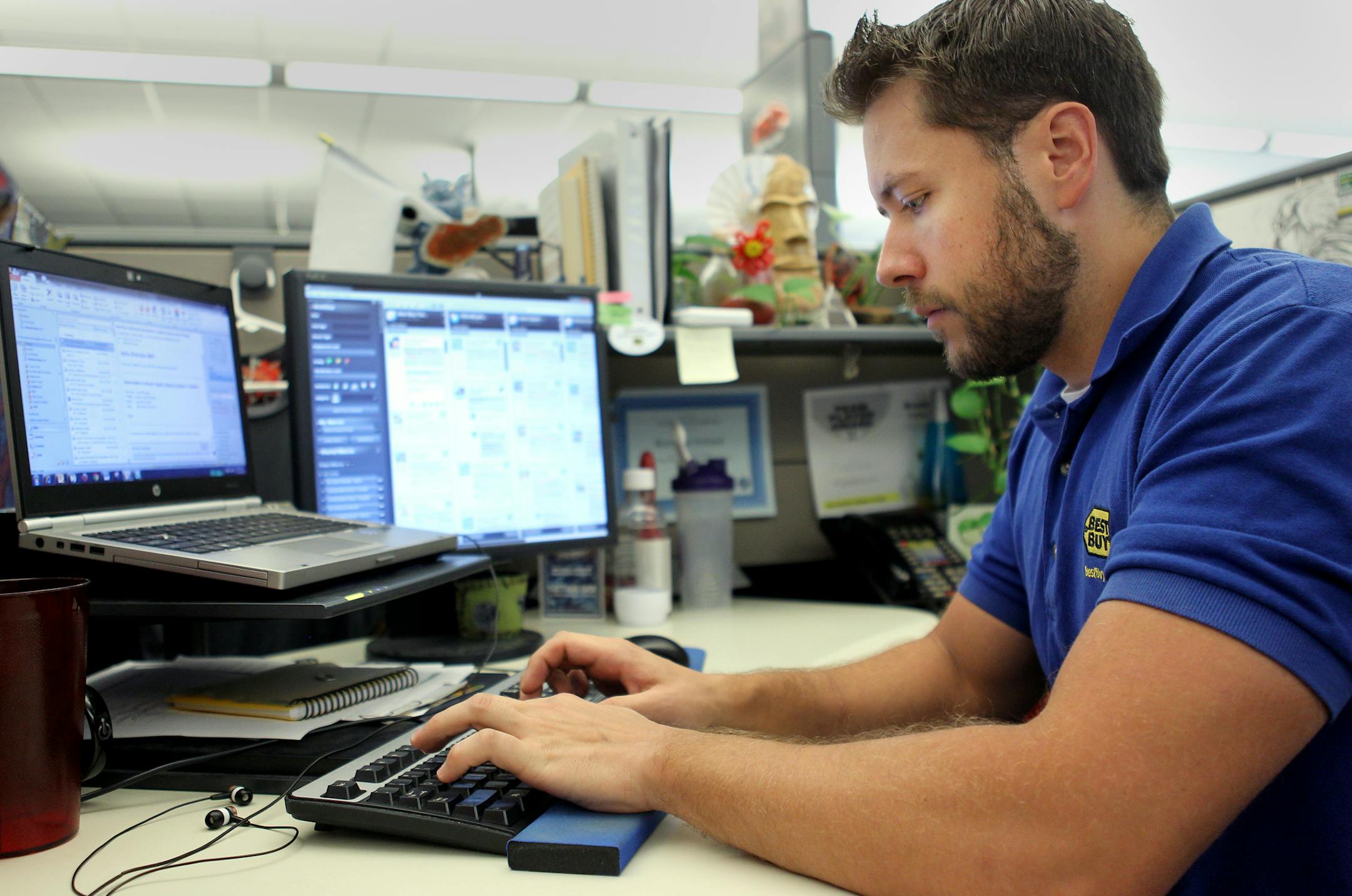 Brendan Ireland responds to Twitter activity involving Best Buy in the Community Connector social media workspace at Best Buy Corporate Headquarters in Richfield, Minn., on Friday, August 2, 2013. ] (ANNA REED/STAR TRIBUNE) anna.reed@startribune.com (cq)
